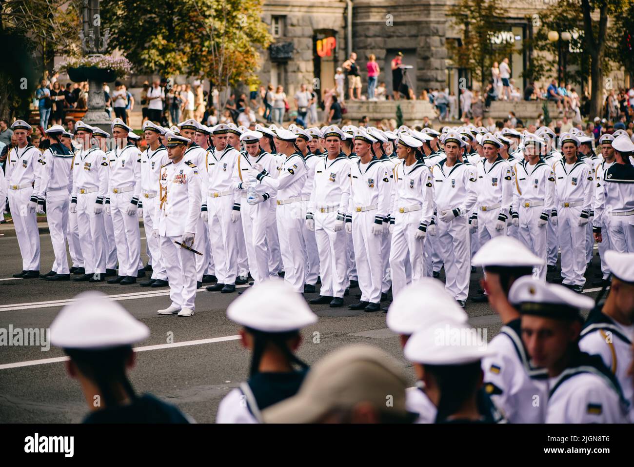 Kiew, Ukraine - 22. August 2021: Ukrainische Marinestreitkräfte bei der Generalprobe der Militärparade. Junge Matrosen in voller weißer Uniform gekleidet Stockfoto