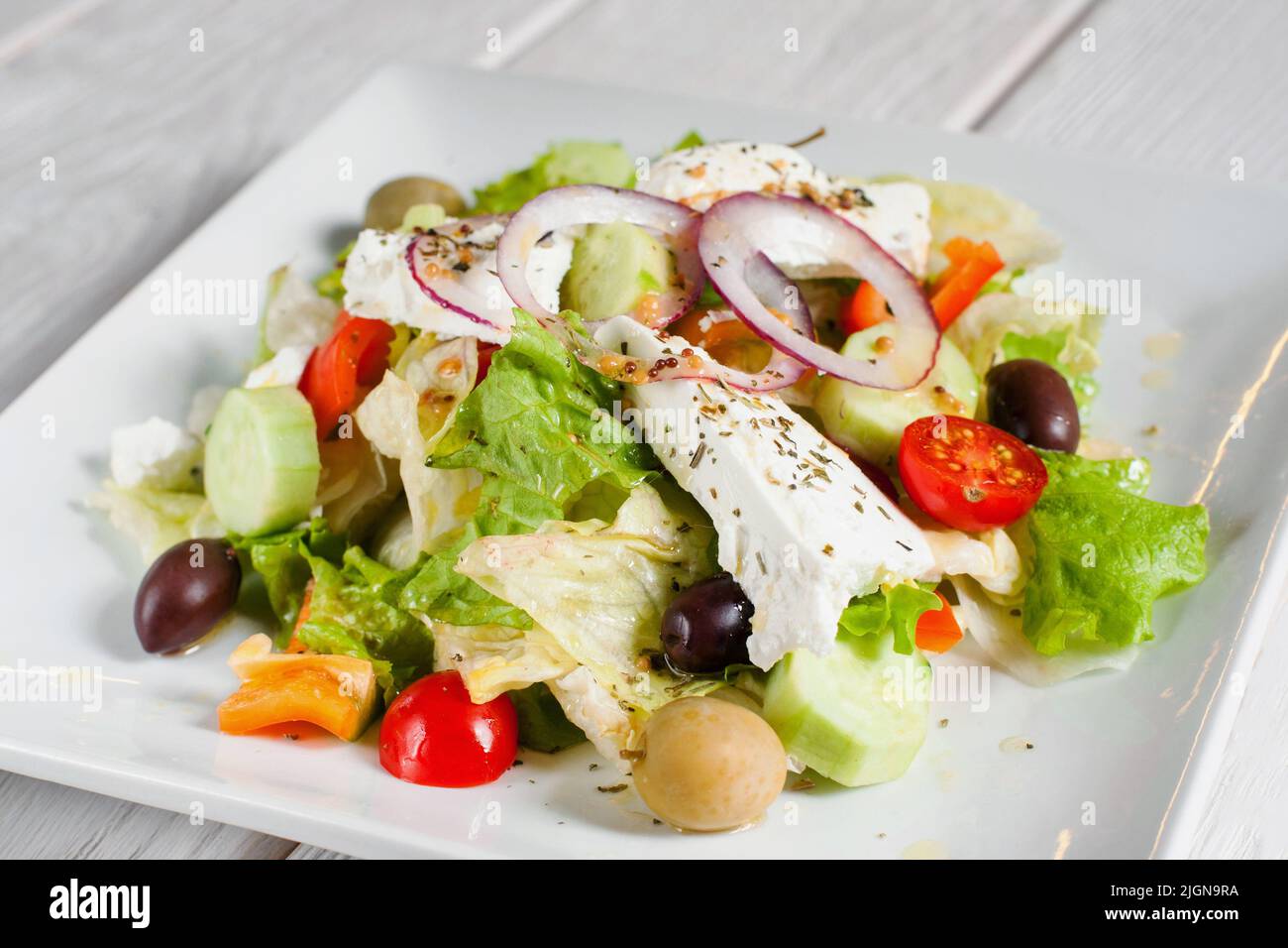 Griechischer Salat mit frischem Gemüse, Feta und Oliven Stockfoto