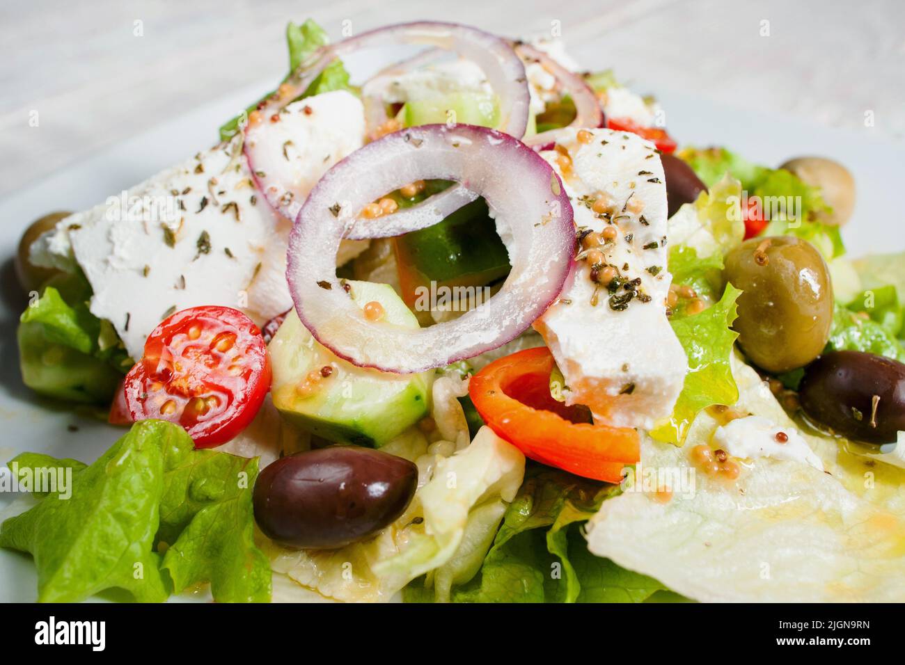 Griechischer Salat mit frischem Gemüse und Feta Stockfoto
