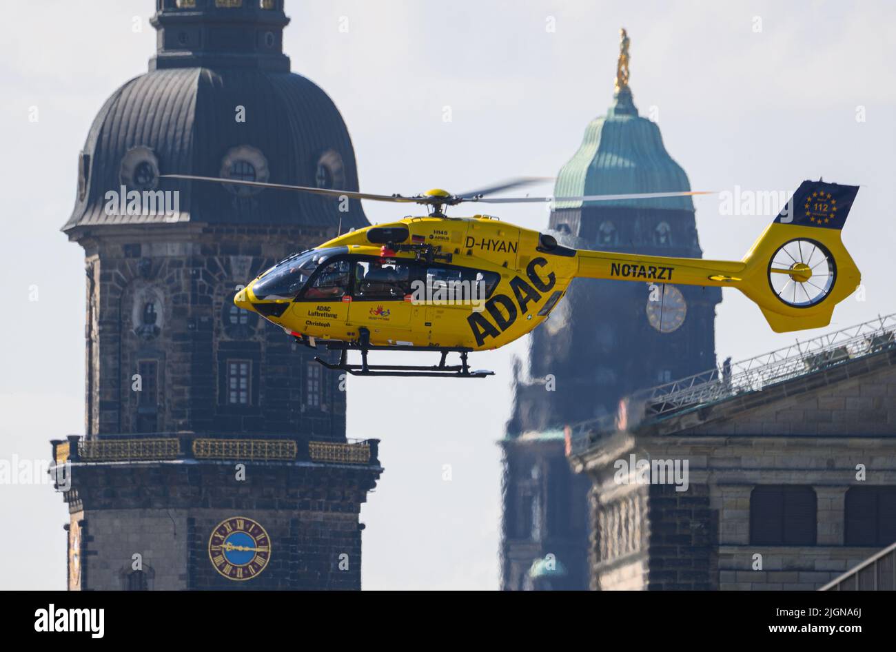 Dresden, Deutschland. 12.. Juli 2022. Der Rettungs- und Intensivhubschrauber Christoph vom ADAC Air Rescue Service landet vor der Altstadt mit dem Hausmannturm (l-r), dem Rathaus und der Semperoper. Heute findet im Internationalen Kongresszentrum (ICC) das "Symposium Sachsen" des ADAC Lufttrettung zu aktuellen Herausforderungen und Entwicklungen der schnellen Flughilfe statt. Kredit: Robert Michael/dpa/Alamy Live Nachrichten Stockfoto