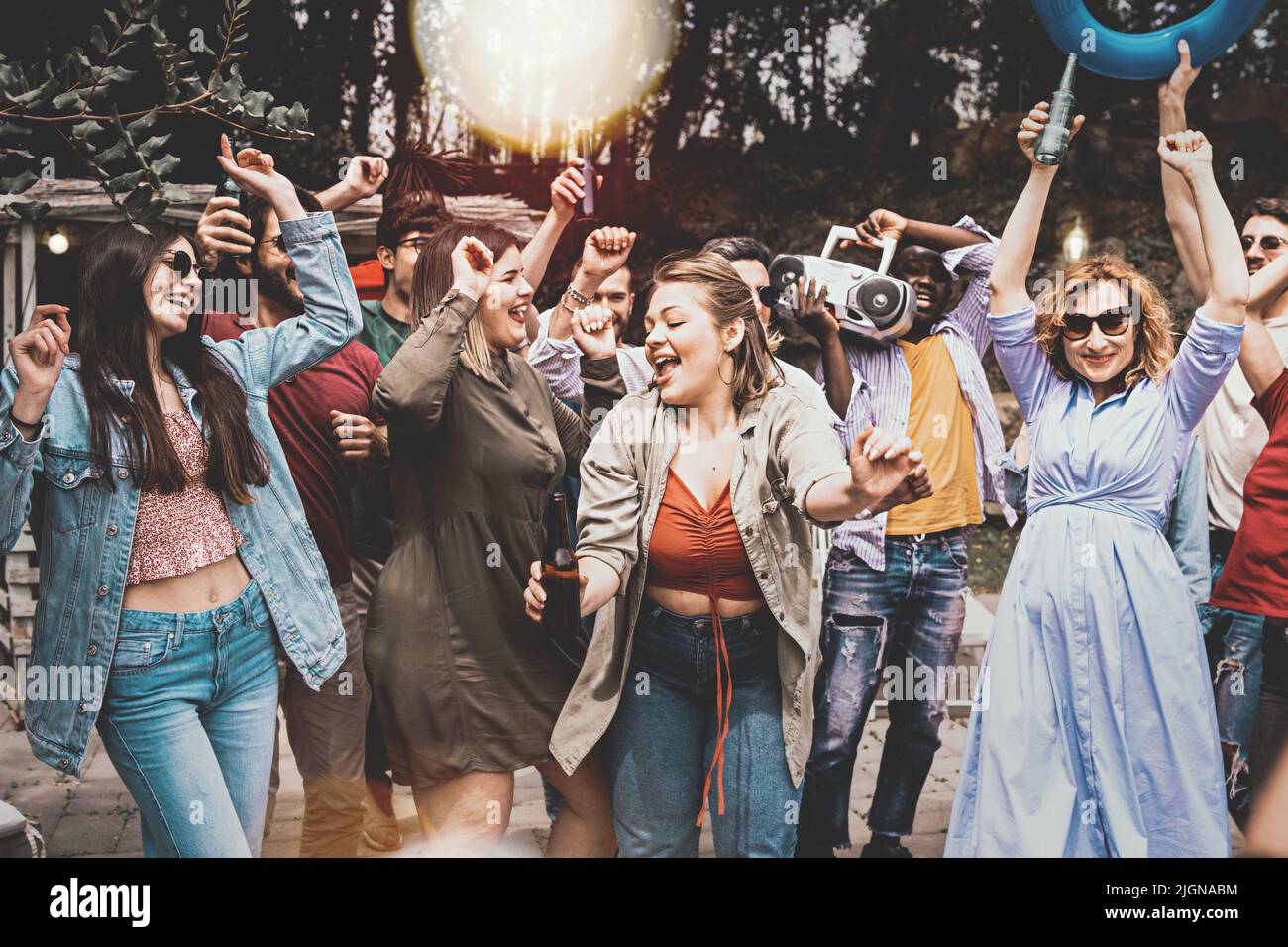 Große multiethnische Gruppe von Freunden, die Spaß haben Tanzmusik im Freien - Jugendkultur Menschen Lifestyle-Konzept Stockfoto