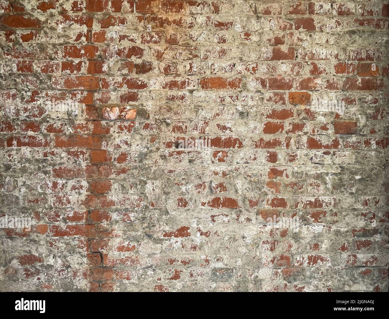 Alte rote Backsteinwand Textur, verwittert verputzt alten roten Backstein Grunge Wandmuster für Hintergrund mit Kopierraum Stockfoto