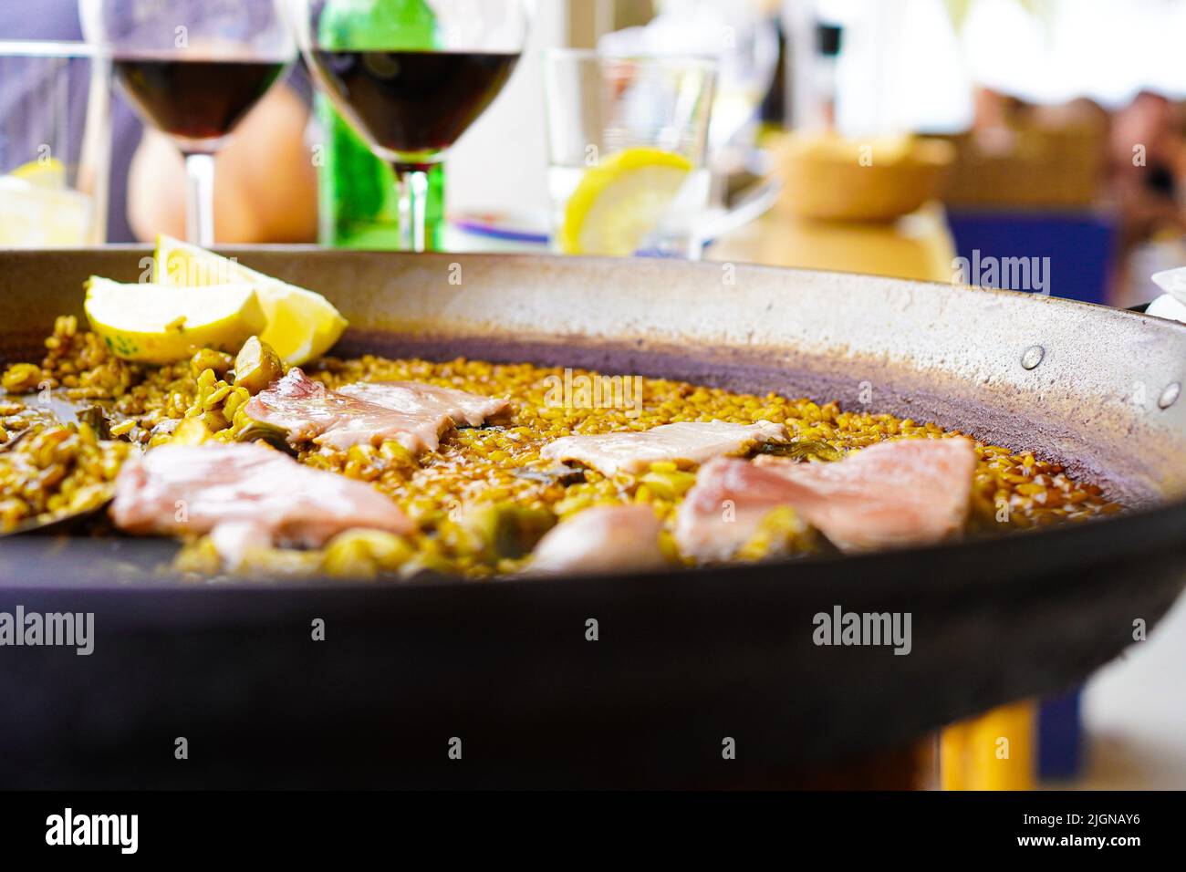 Paella am Meer Restaurant chiringuito an der Küste Stockfoto