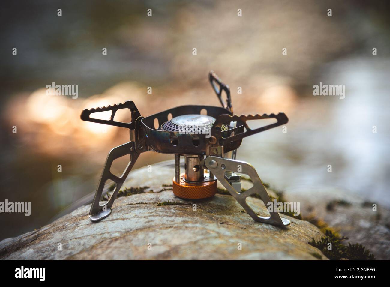 Kochen von Speisen mit Campinggas während der Wanderung. Stockfoto