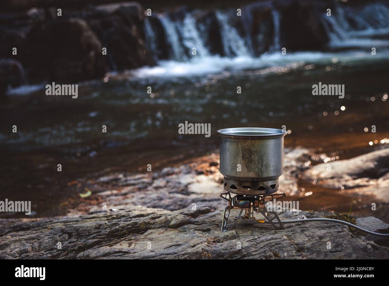 Kochen von Speisen mit Campinggas während der Wanderung. Stockfoto