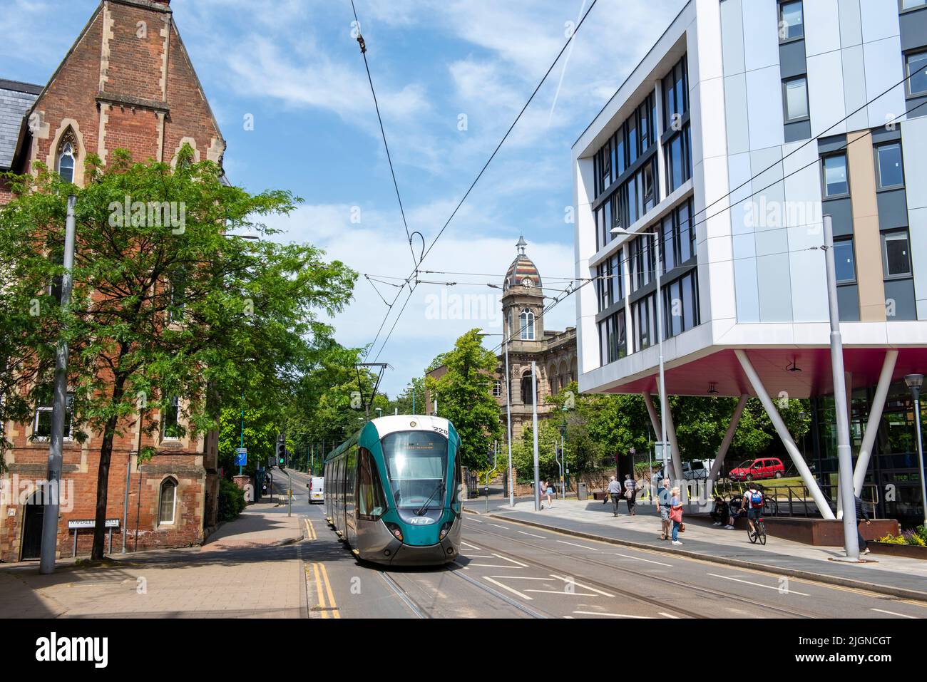 Straßenbahn auf der Goldsmith Street in Nottingham City, Nottinghamshire, England Stockfoto