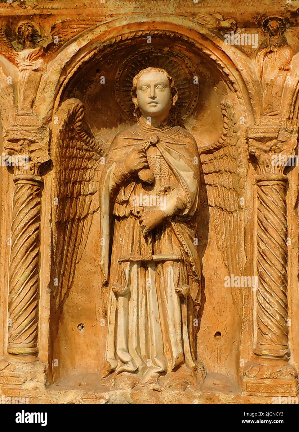 DER ERZENGEL MICHAEL aus einem 14.. Jahrhundert geschnitzten Panel in Verona Spanien, mit drei Figuren (1) Maria Magdalena (aka Maria von Magdala, die Magdalena oder die Madeleine) (2) St. Michael und (3) die biblische Martha - aus einer Skulptur in Verona, Spanien). In einigen Versionen ist Martha die Schwester von Maria Magdalena, die als Maria von Bethanien bezeichnet wird. Stockfoto