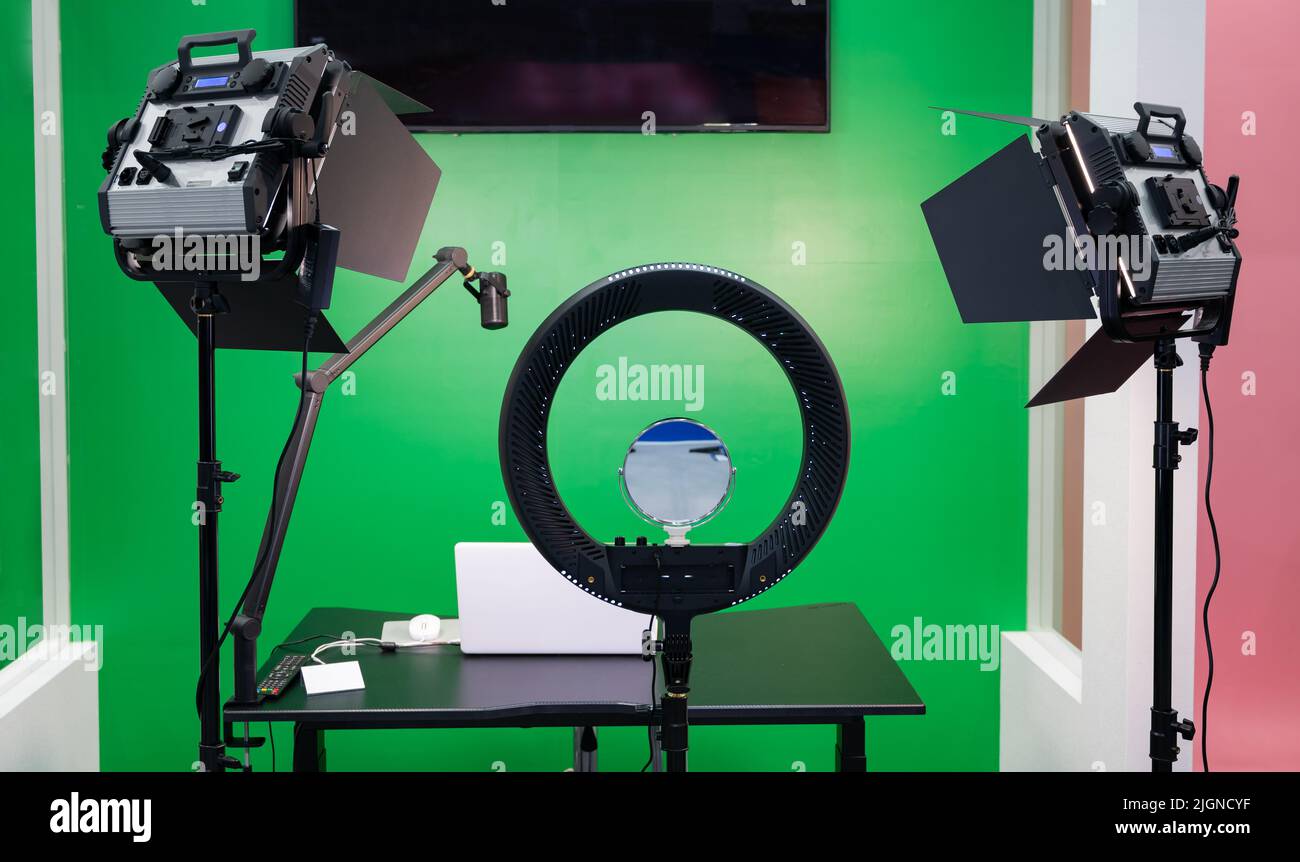 Ausstattung für den persönlichen Rundfunk mit grünem Hintergrund und Licht. Stockfoto