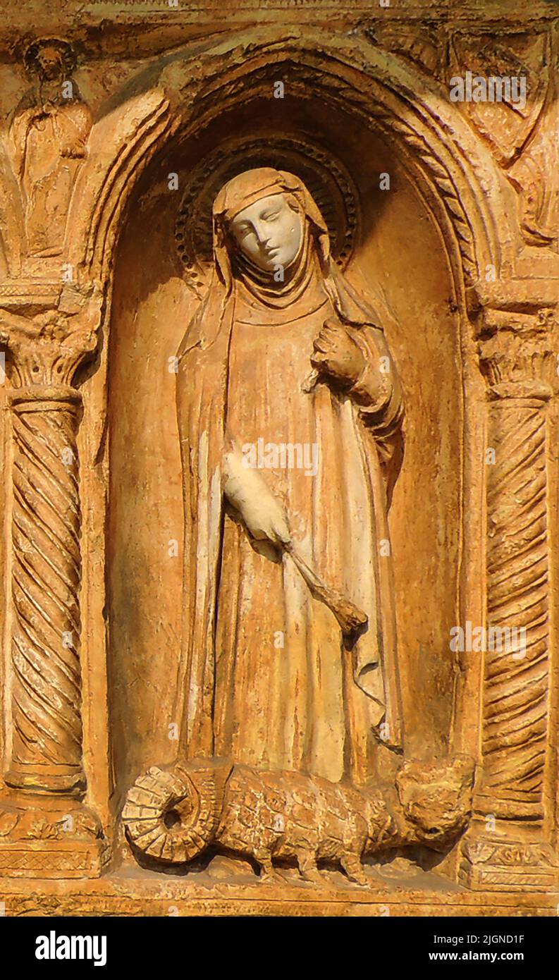 DIE BIBLISCHE MATHA MIT Einer SCHLANGE ZU FÜSSEN von einem 14. Jahrhundert geschnitzten Tafel in Verona Spanien, mit drei Figuren (1) Maria Magdalena (aka Maria von Magdala, die Magdalena oder die Madeleine) (2) St. Michael und (3) die biblische Martha - aus einer Skulptur in Verona, Spanien). In einigen Versionen ist Martha die Schwester von Maria Magdalena, die als Maria von Bethanien bezeichnet wird. Stockfoto