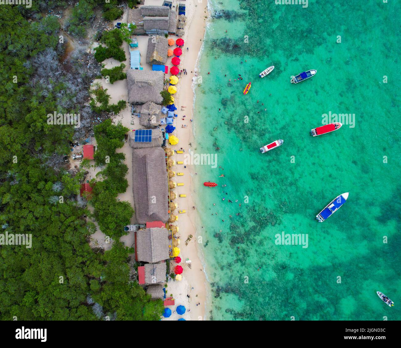 Drohnenbild von Meer und Strand mit Booten im Sommer von Cartagena Kolumbien Stockfoto