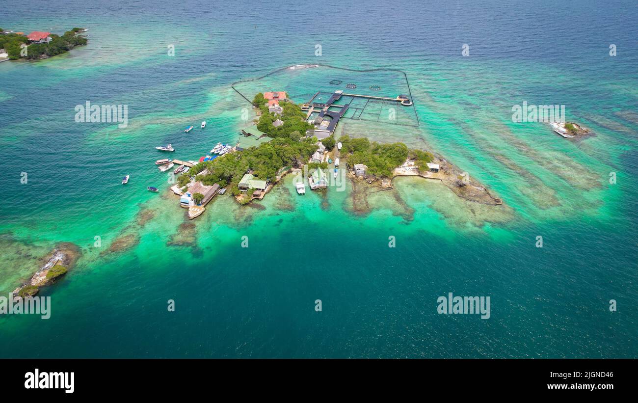 Drohnenbild von türkisfarbenem Meer und Insel mit Booten im Sommer von Cartagena Kolumbien Stockfoto