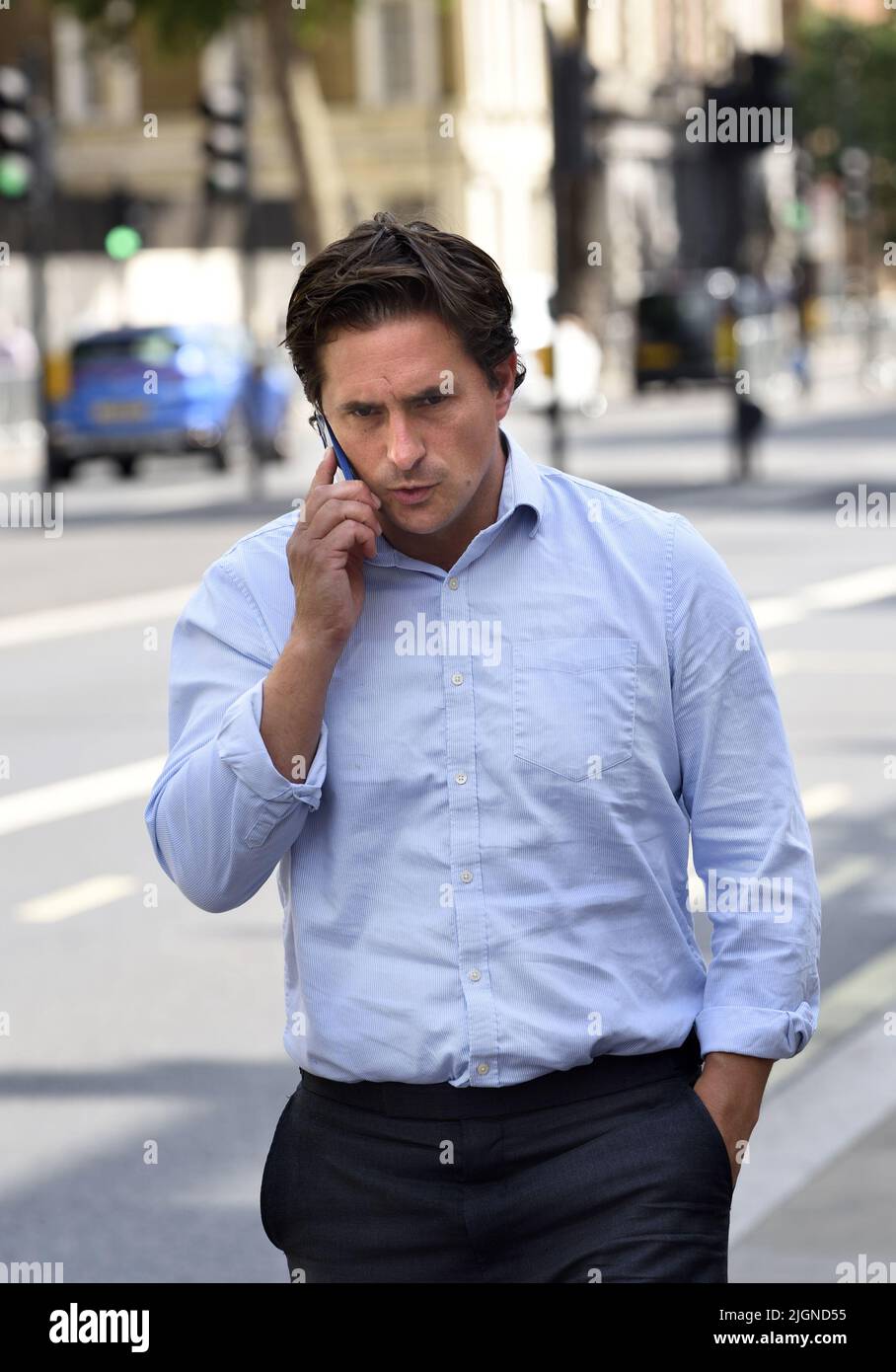 Johnny Mercer MP (Con: Plymouth Moor) - Minister für Veteranenangelegenheiten - auf seinem Mobiltelefon vor dem Kabinett in Whitehall, 11.. Juli 2022 Stockfoto