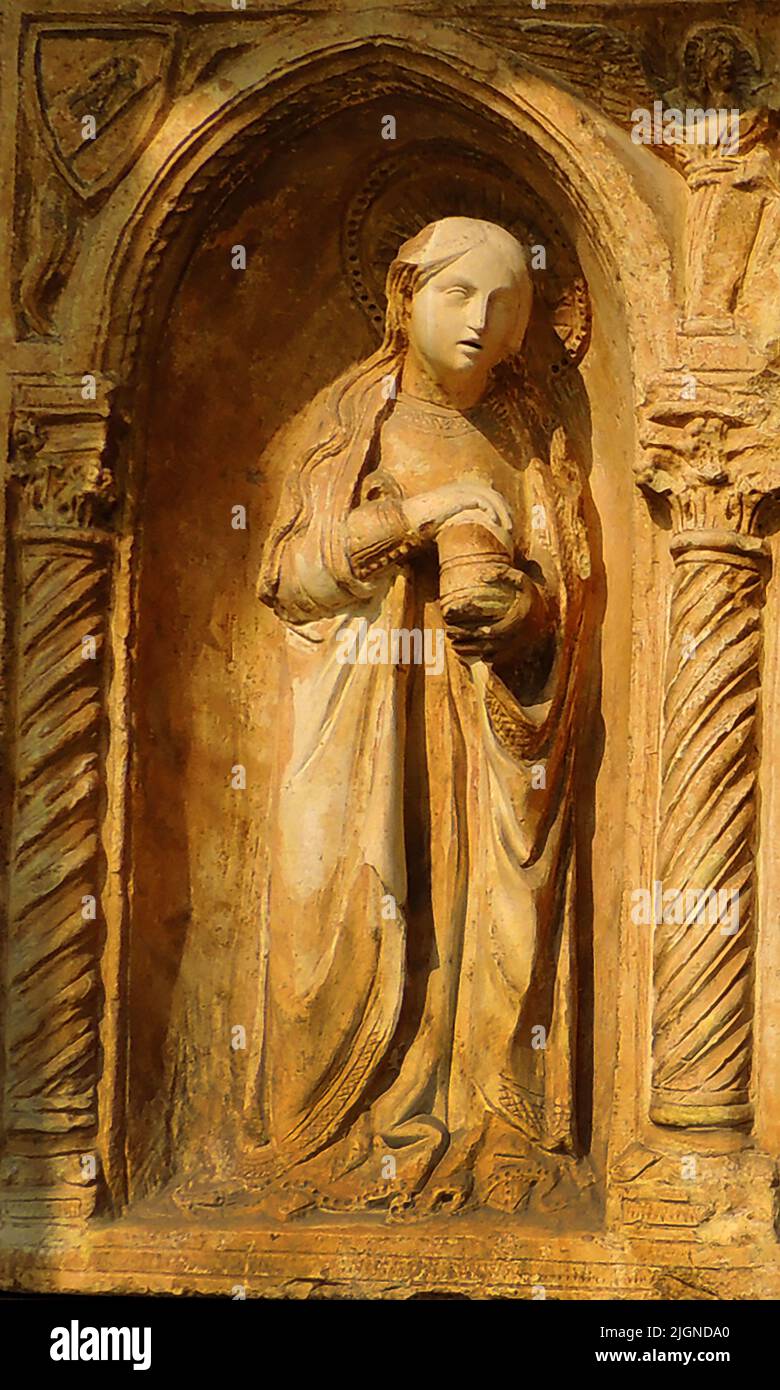 MARIA MAGDELENE CARYINGA GLAS MIT SALBE - aus einem 14. Jahrhundert geschnitzten Tafel in Verona Spanien, mit drei Figuren (1) Maria Magdalena (aka Maria von Magdala, die Magdalena oder die Madeleine) (2) St. Michael und (3) die biblische Martha - aus einer Skulptur in Verona, Spanien). In einigen Versionen ist Martha die Schwester von Maria Magdalena, die als Maria von Bethanien bezeichnet wird. Stockfoto