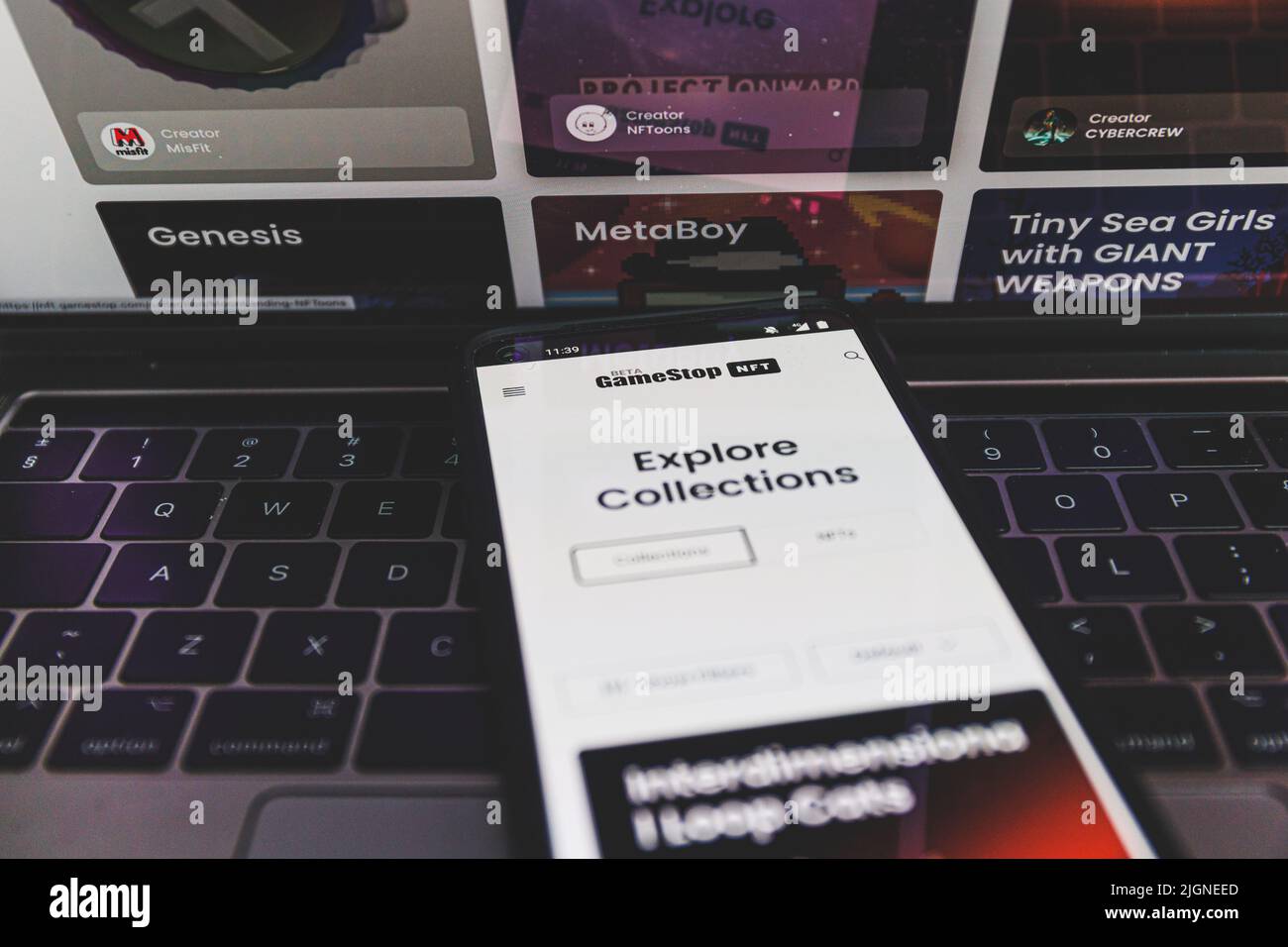 GameStop NFT-Marktplatz auf Handy und PC. GameStop-Launch brandneu Ein nicht-fungible Token-Marktplatz Stockfoto