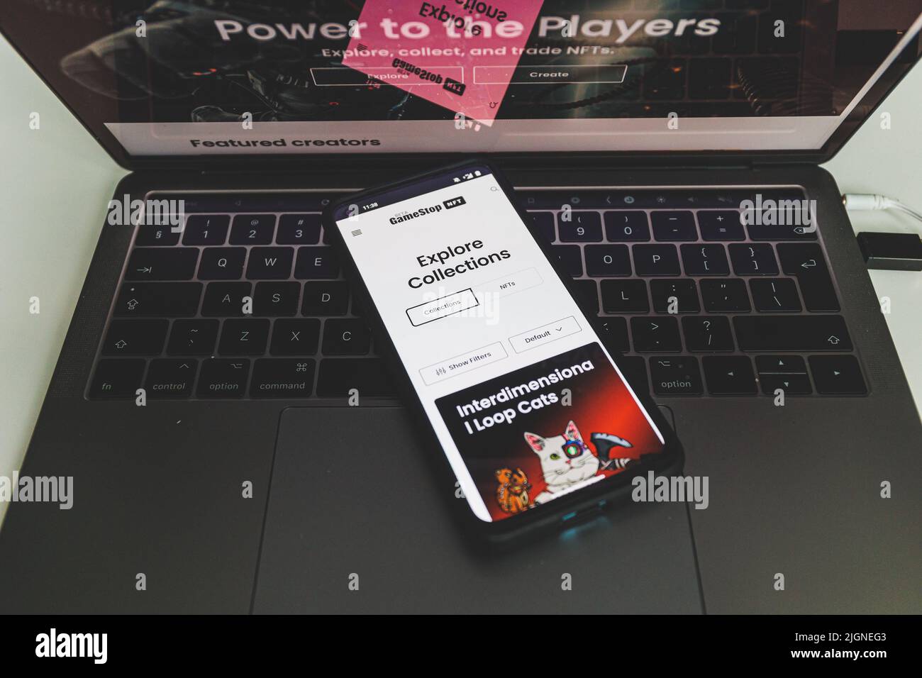 GameStop NFT-Marktplatz auf Handy und PC. GameStop-Launch brandneu Ein nicht-fungible Token-Marktplatz Stockfoto