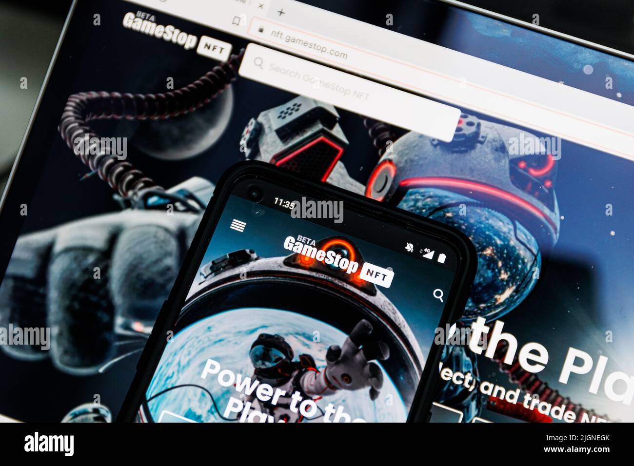 GameStop NFT-Marktplatz auf Handy und PC. GameStop-Launch brandneu Ein nicht-fungible Token-Marktplatz Stockfoto