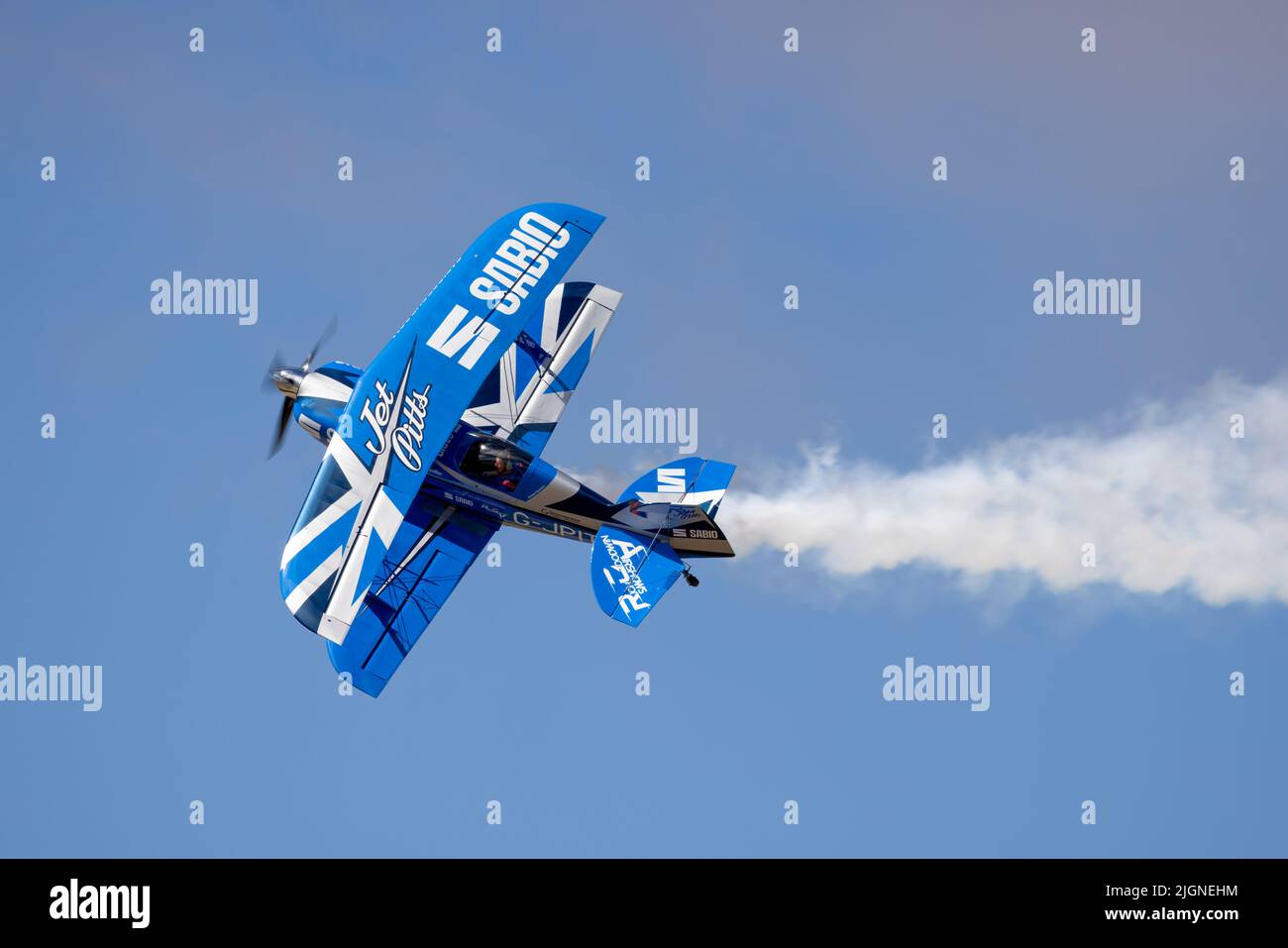 Das von Richard Goodwin pilotierte Muscle Biplane Pitts Special wird auf der Southport Airshow in Southport, Merseyside, Großbritannien, auf Herz und Nieren geprüft Stockfoto