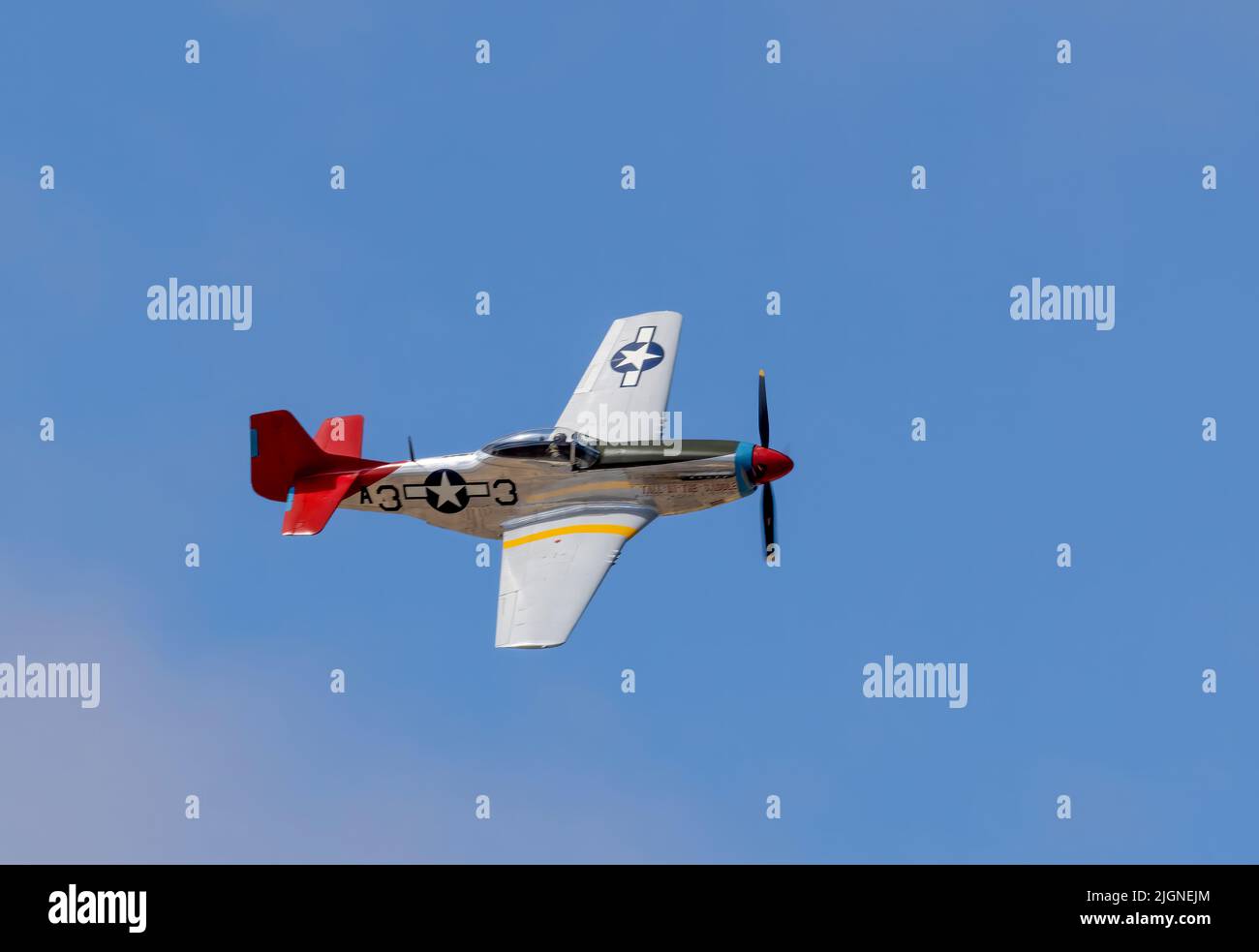 Tall in the Saddle, ein P51D-20-NA-Modell des berüchtigten Mustang-Flugzeugs aus dem Jahr P51, das für die US-Luftwaffe gebaut wurde und in Southport, Merseyside, Großbritannien, fliegt Stockfoto