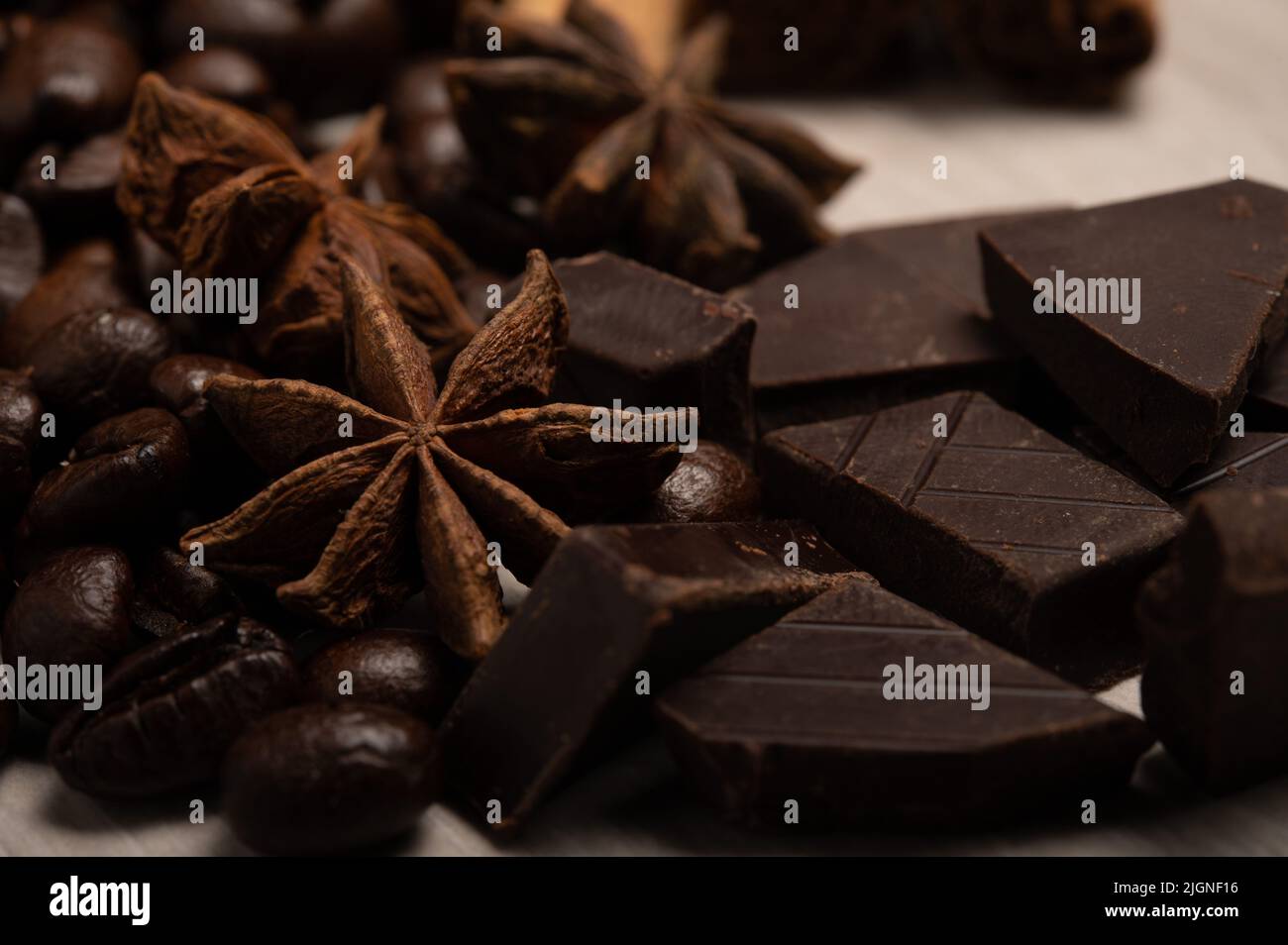 Sternanise, Kaffeebohnen und dunkle Schokolade ganz nah von oben Stockfoto