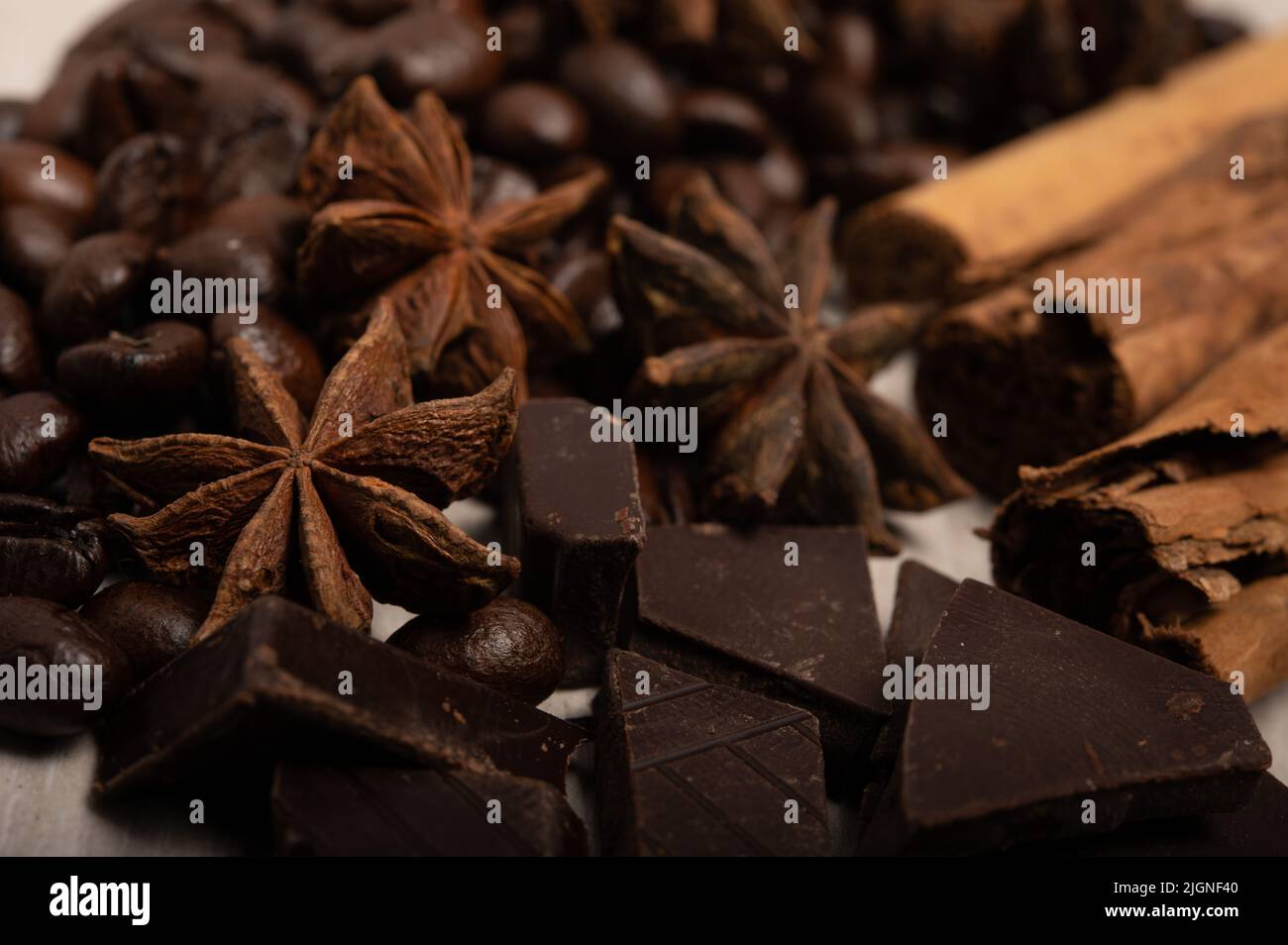 Zimt, Sternanise, Kaffeebohnen und dunkle Schokolade aus nächster Nähe Stockfoto
