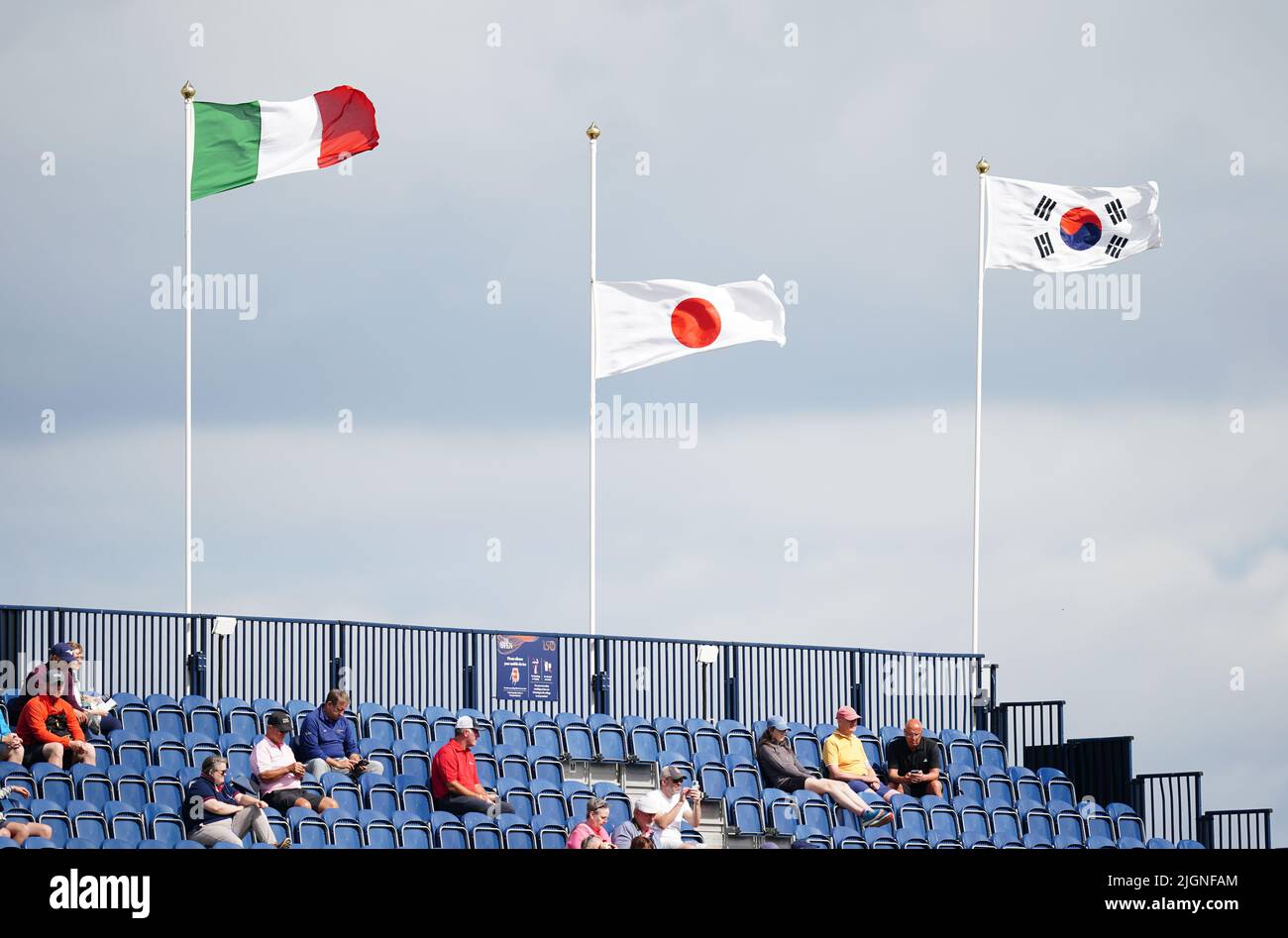 Die japanische Flagge am Halbmast zum Gedenken an den ehemaligen japanischen Premierminister Shinzo Abe während des dritten Trainingstages der Open am Old Course, St. Andrews. Bilddatum: Dienstag, 12. Juli 2022. Stockfoto