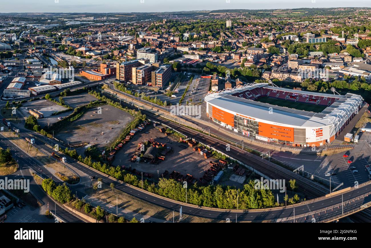 Luftaufnahme des Stadtbildes von Rotherham in South Yorkshire mit dem New York Football Stadium, in dem die Fußball-Europameisterschaft der Frauen zur Euro 2022 ausgetragen wird Stockfoto