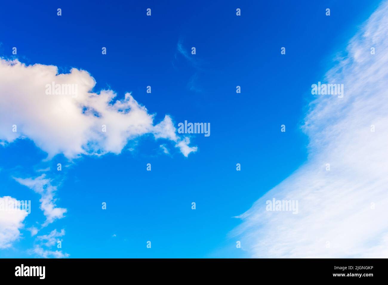 Blauer Himmel und weiße Wolken bei windigem Wetter. Atmosphäre Luft Freiheit Konzept. Natur-Serie im Frühjahr. Kreative Gradienten Hintergrund für Installation A Stockfoto