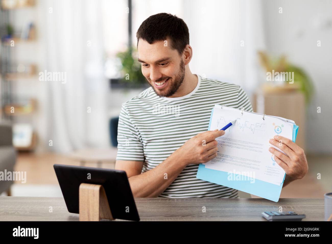 Mann mit Tablet-pc mit Videoanruf zu Hause Stockfoto