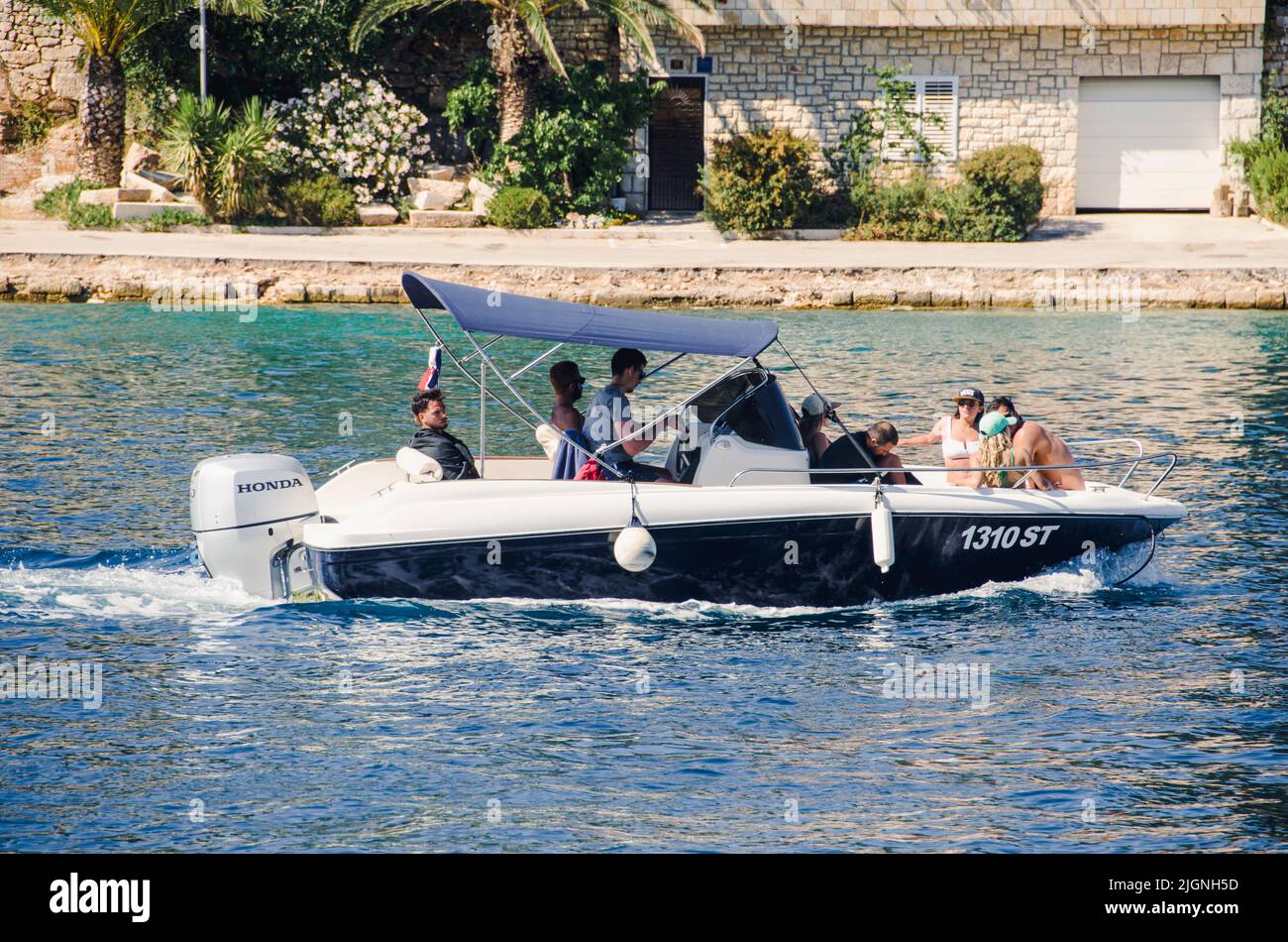 Schnellboot mit einem Außenbordmotor Yamaha an der Adriaküste der Insel Hvar Kroatien fotografiert, Stockfoto