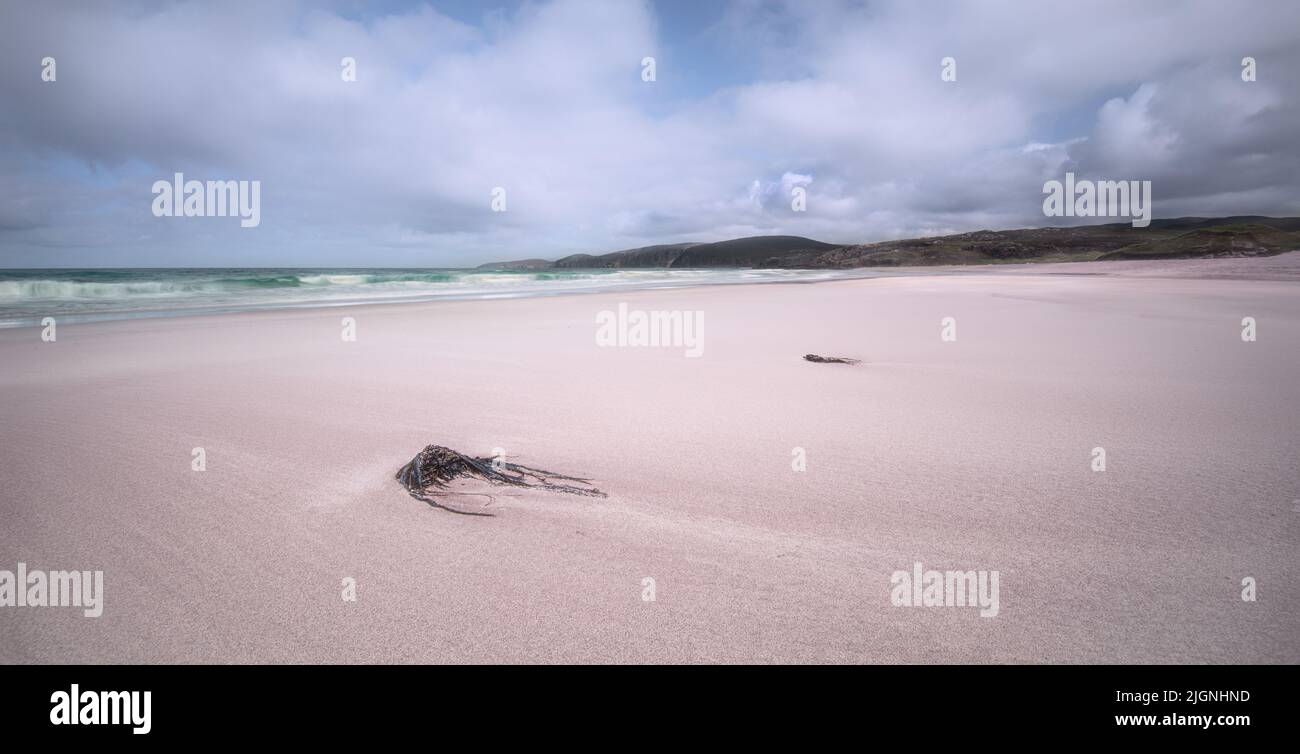 Sandwood Bay in der Nähe von Cape Wrath ist ein abgelegener und unberührter Strand in Sutherland, Nordwest-Schottland. Stockfoto