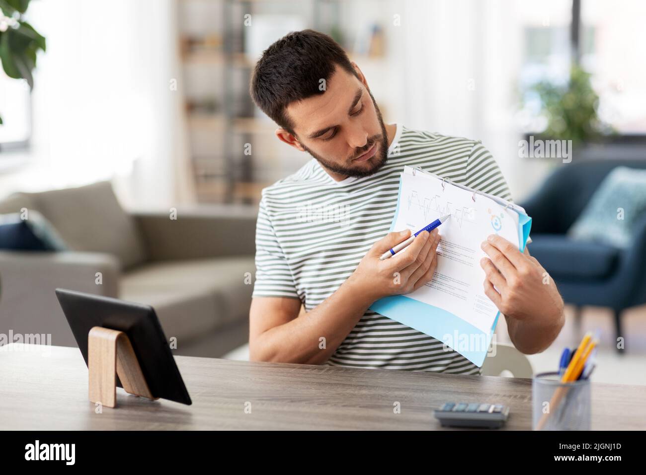 Mann mit Tablet-pc mit Videoanruf zu Hause Stockfoto