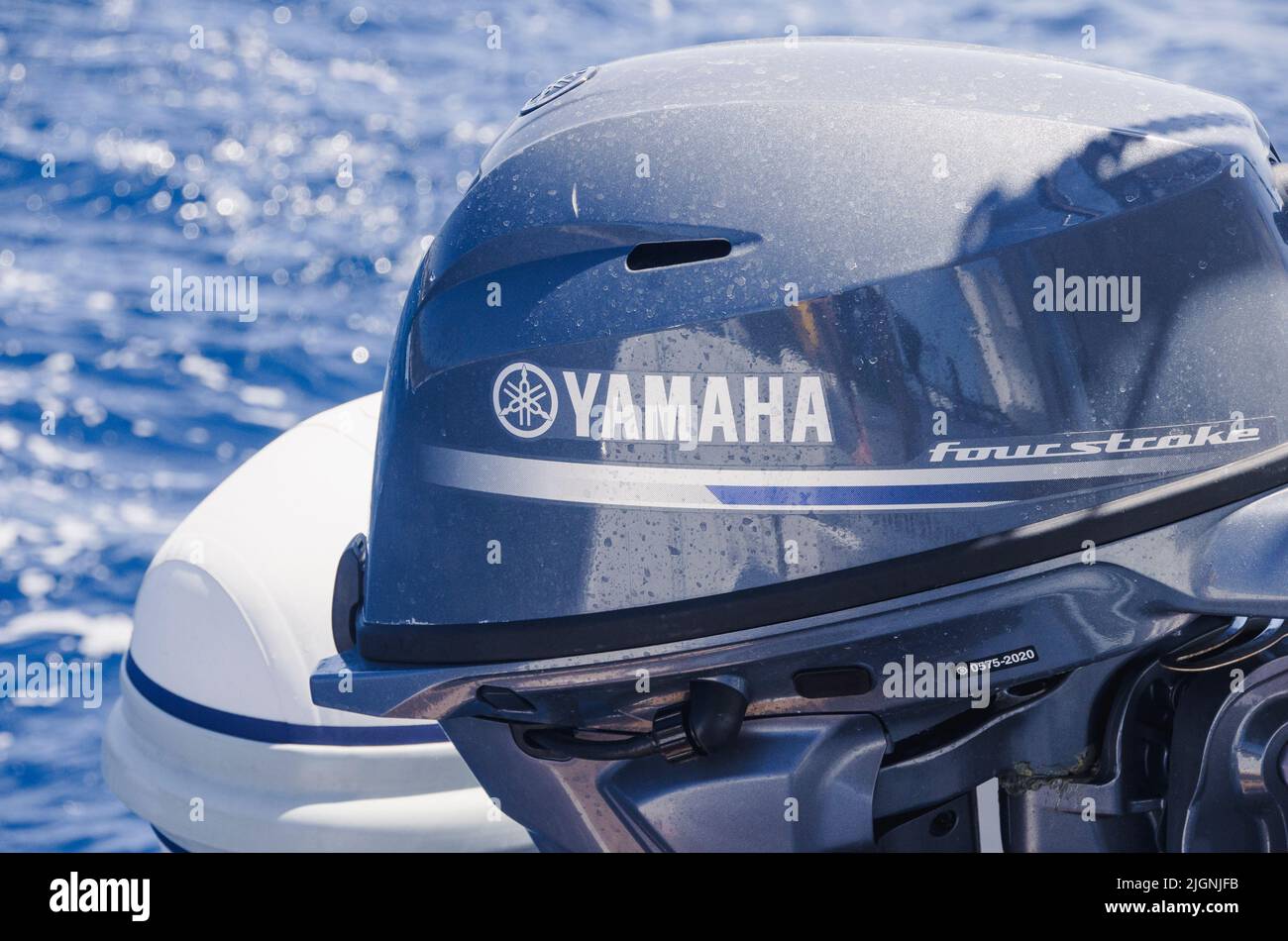 Schnellboot mit einem Außenbordmotor Yamaha an der Adriaküste der Insel Hvar Kroatien fotografiert, Stockfoto