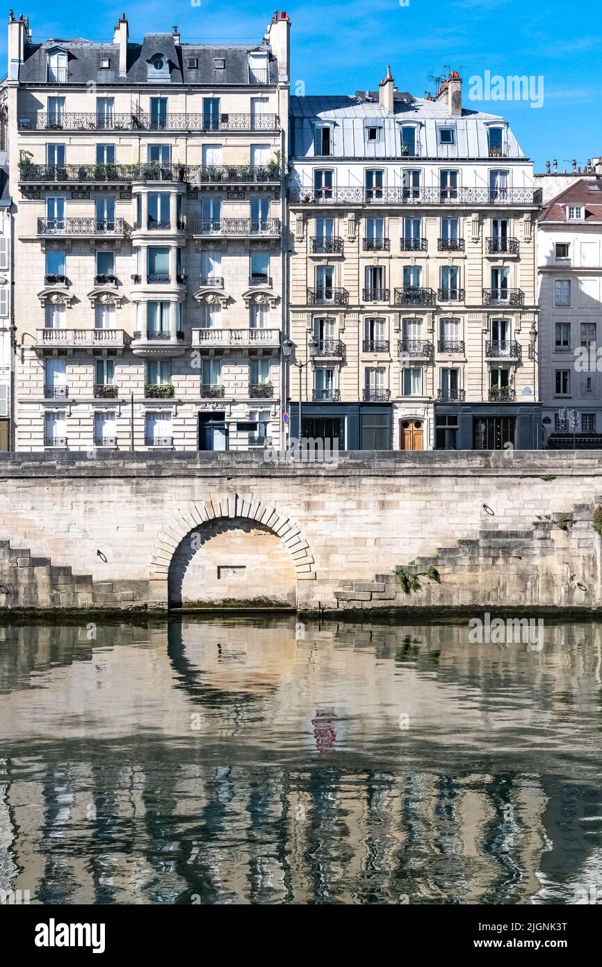 Paris, ile saint-louis und quai aux Fleurs, wunderschöne alte Gebäude, die im Sommer auf der seine reflektiert werden Stockfoto
