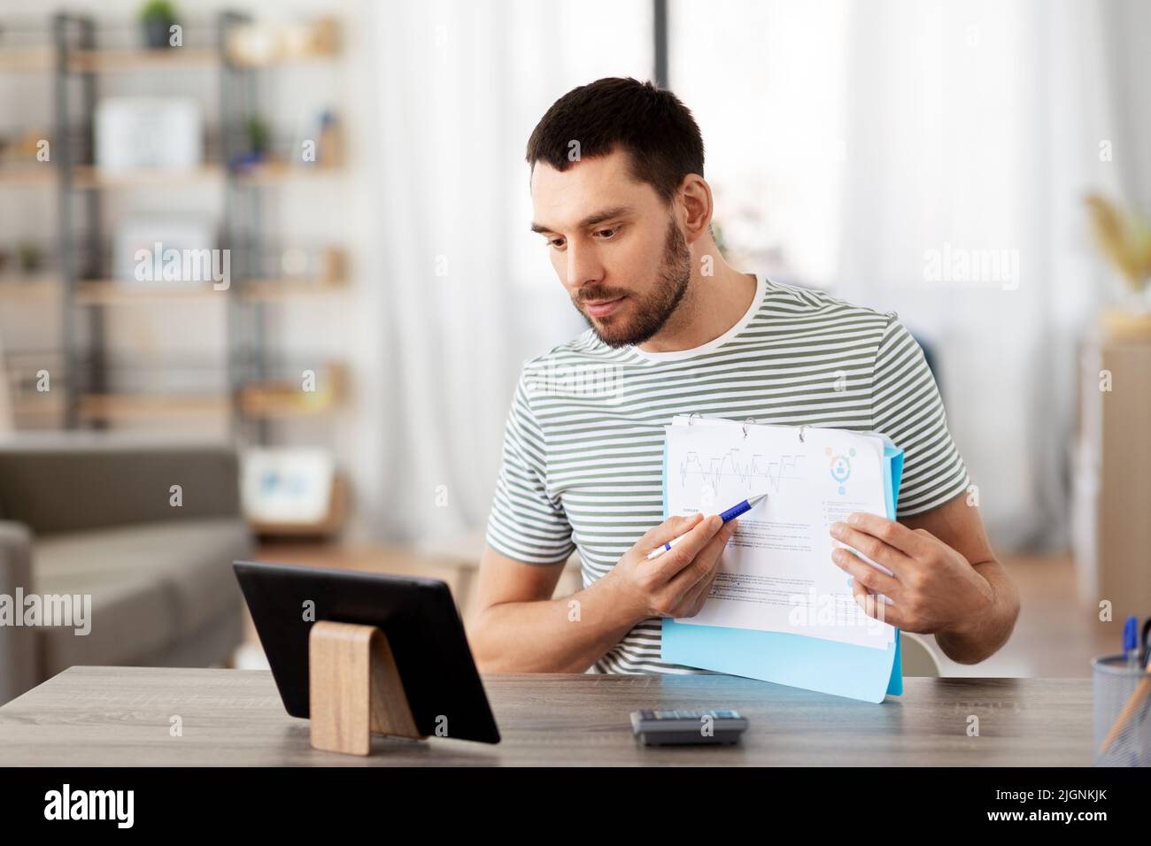 Mann mit Tablet-pc mit Videoanruf zu Hause Stockfoto