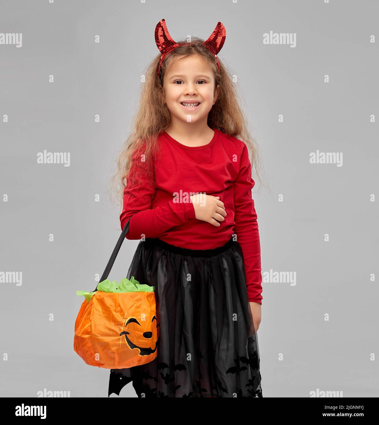 Mädchen mit Hörnern Trick-or-Treating an halloween Stockfoto