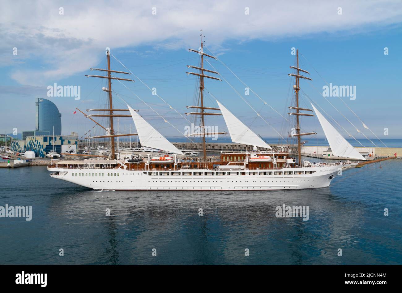Abfahrt vom Hafen von Barcelona des Sea Cloud Spirit-Schiffes am 9. Mai 2022. Stockfoto