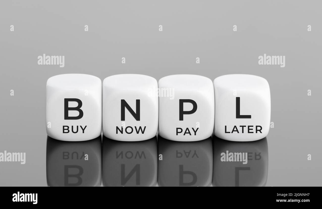 BNPL-Text auf weißer Blockform. Jetzt kaufen später bezahlen Konzept. Speicherplatz kopieren Stockfoto