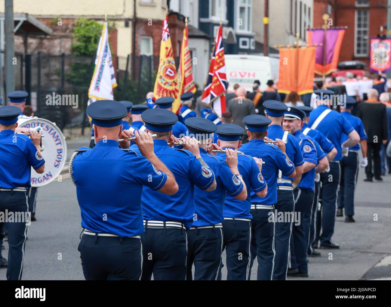 Lurgan, County Armagh, Nordirland.12 Jul 2022. Der 12. Juli ist von Paraden des Oranienordens in Nordirland geprägt. Der Distrikt Lurgan verließ sein Hauptquartier im Brownlow House, bevor er die Stadt zum Kriegsdenkmal aufführte und sich dann zur Hauptdemonstration der Grafschaft Armagh in die Stadt Armagh aufmachte. Dieses Jahr ist das erste volle zwölfte Juli-Fest seit Beginn der Covid-Pandemie im Jahr 2020.die Paraden in Nordirland markieren den Sieg von William von Orange über James in der Schlacht von Boyne im Jahr 1690. Kredit: CAZIMB/Alamy Live Nachrichten. Stockfoto