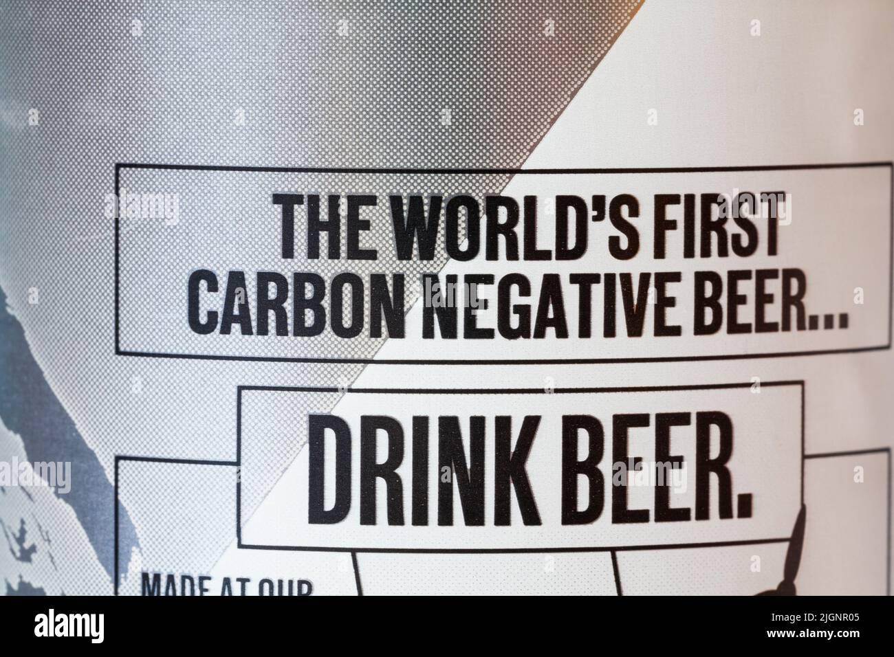 Das erste kohlenstoffnegative Bier der Welt - Details zur Dose von Brewdog Lost Lager Planet First Lager Stockfoto