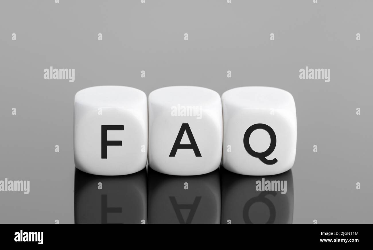 FAQ oder häufig gestellte Fragen Konzept. Weiße Blöcke bilden sich mit Text. Speicherplatz kopieren Stockfoto