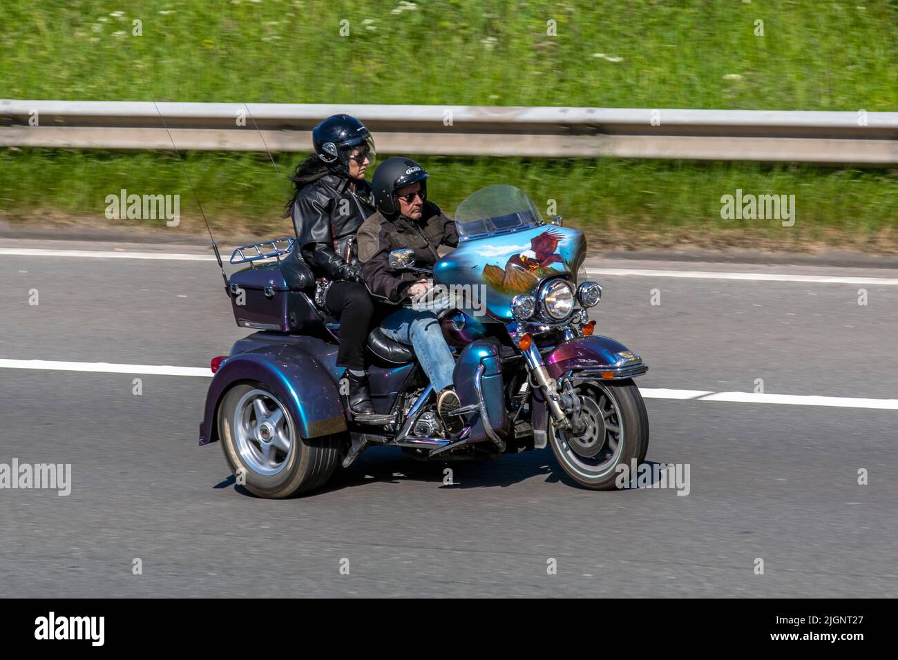 Zwei-up-fahren Custom Harley Davidson Trike; Reisen auf der M61 Motorway, Manchester, Großbritannien Stockfoto