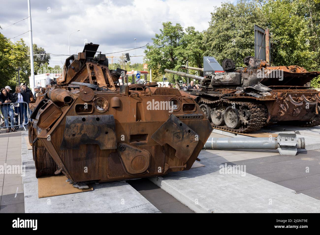 Wrocław, POLEN - 12. JULI 2022: Zerstörte russische Militärausrüstungsausstellung "für Ihre und unsere Freiheit" in Wrocław, Panzertransporter BTR-82A A Stockfoto