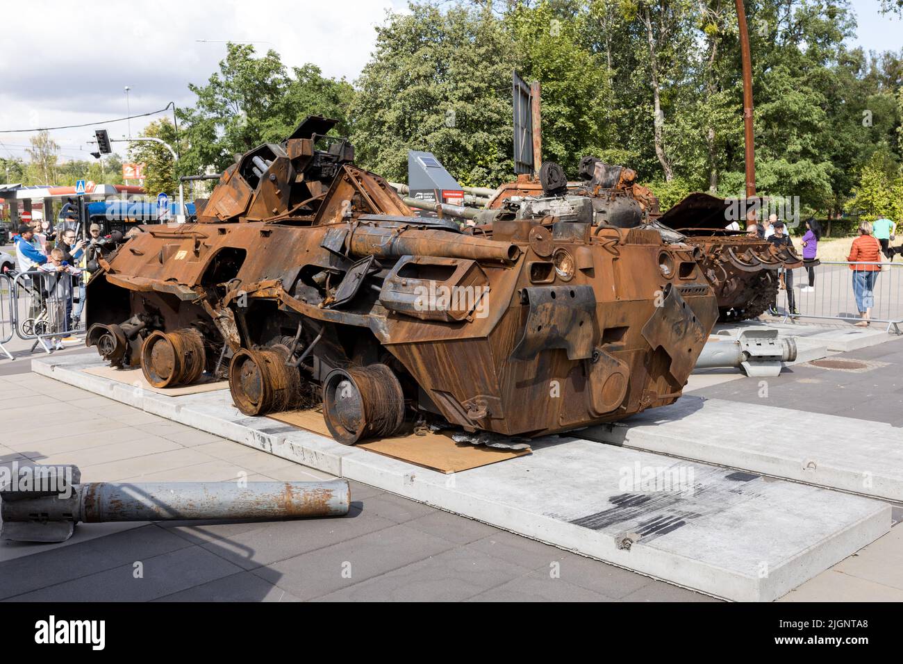 Wrocław, POLEN - 12. JULI 2022: Zerstörte russische Ausrüstungsausstellung "für Ihre und unsere Freiheit" in Wrocław, Panzertransporter BTR-82A Stockfoto