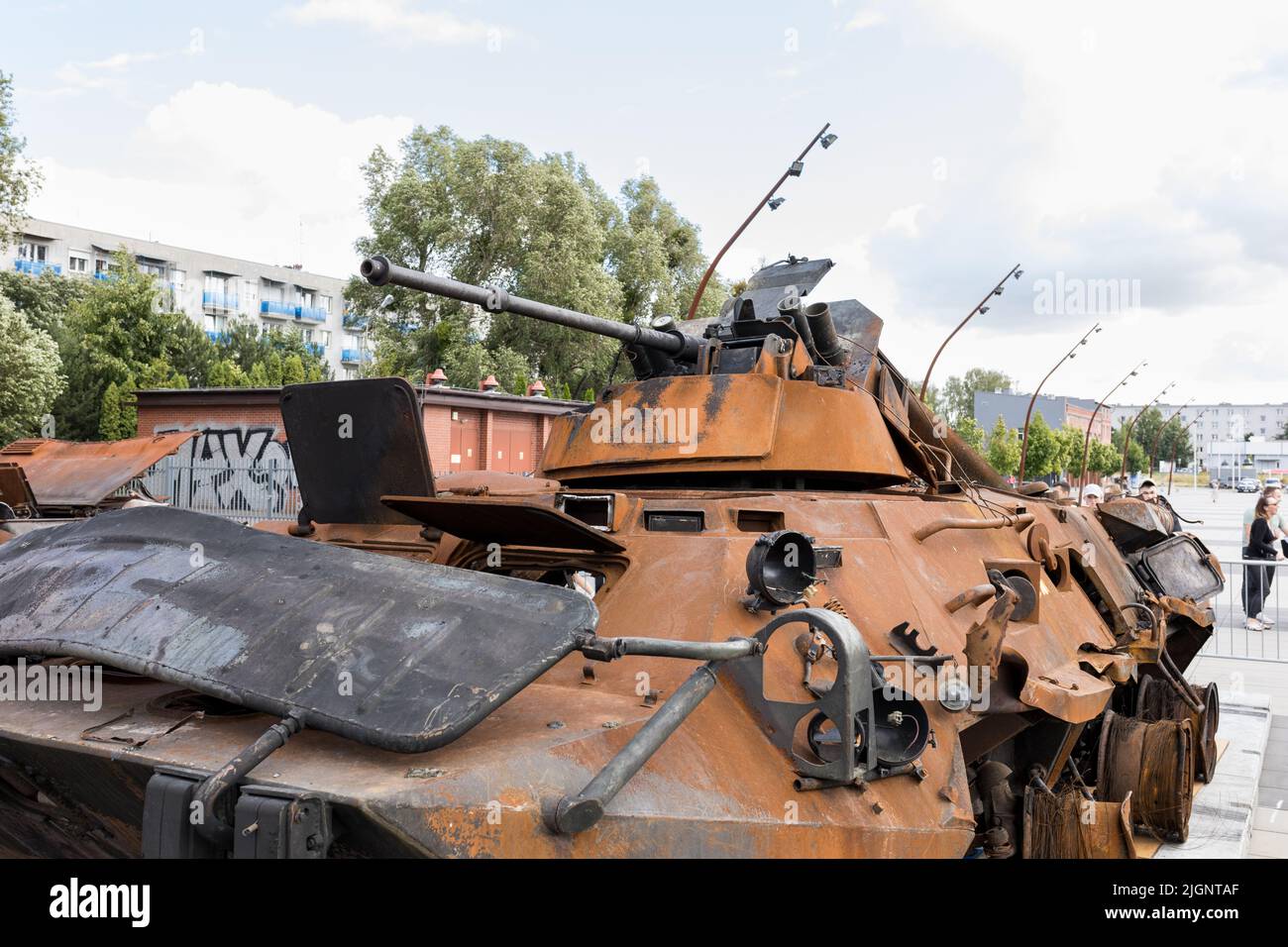 Wrocław, POLEN - 12. JULI 2022: Zerstörte russische Militärausrüstungsausstellung "für Ihre und unsere Freiheit" in Wrocław, Panzertransporter BTR-82A Stockfoto