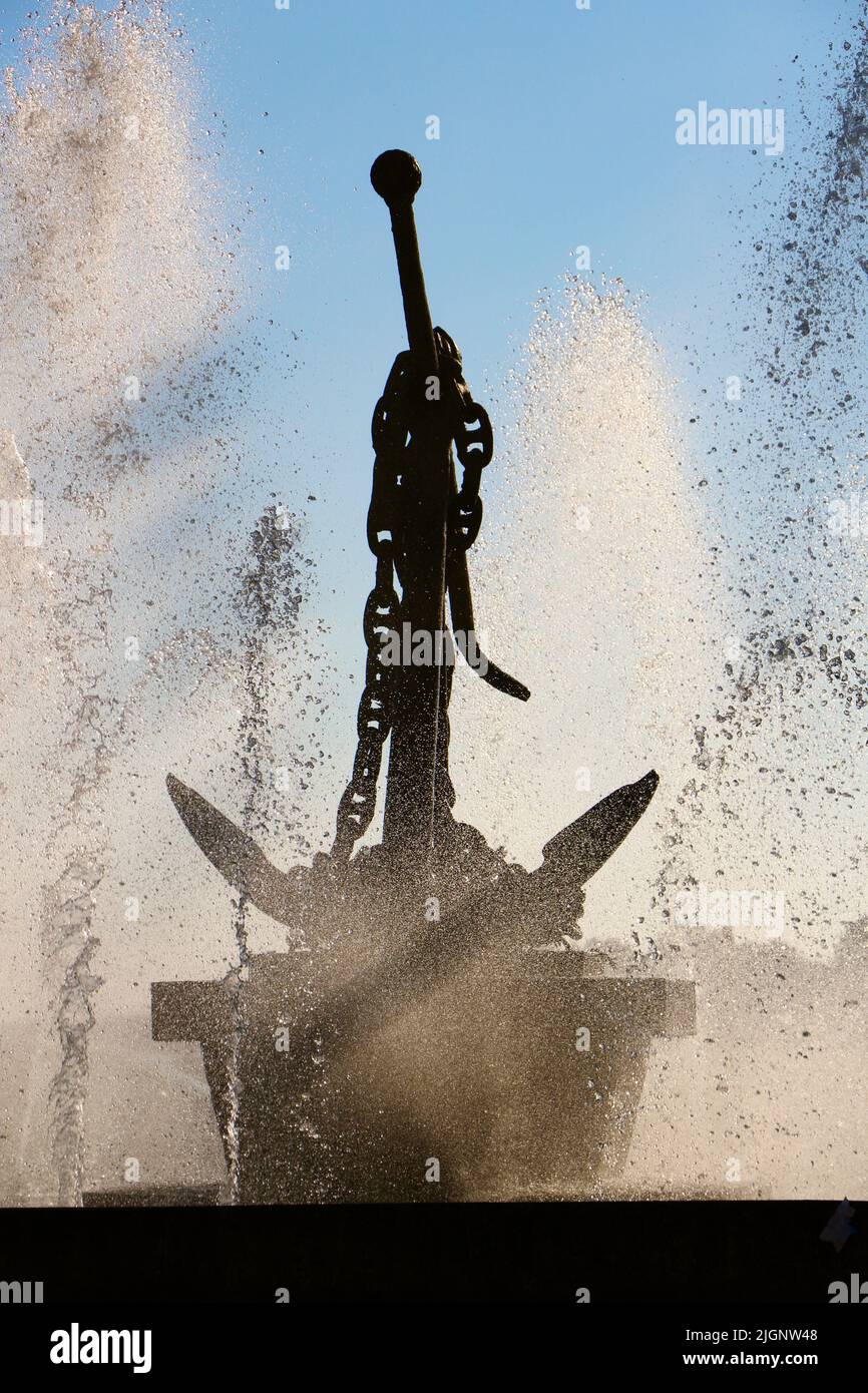 Brunnen mit einem großen Anker San Vicente de la Barquera Cantabria Spanien Stockfoto