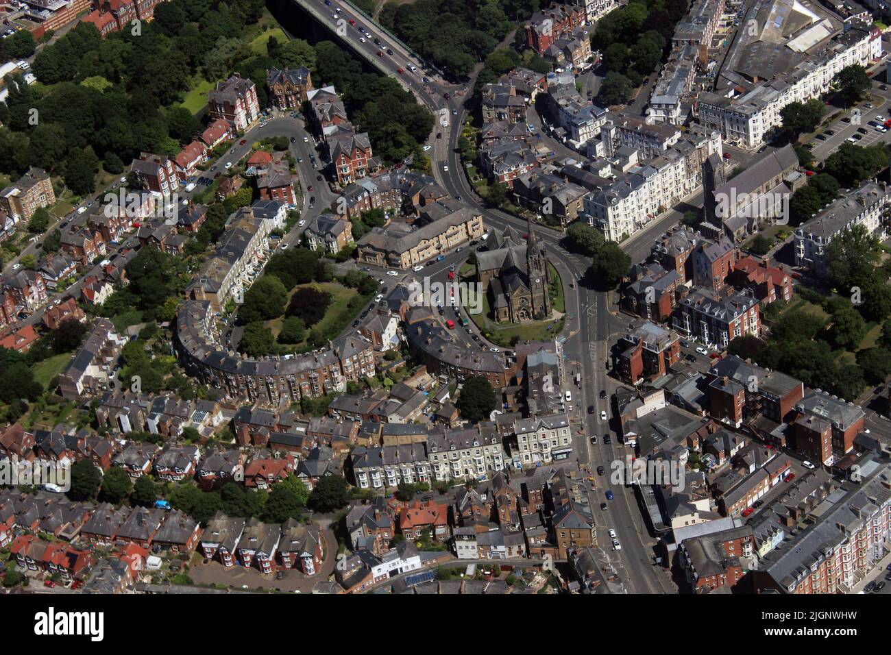 Luftaufnahme von Scarborough mit South Cliff, Ramshill Road, Grosvenor Crescent, Albion Crescent, St Andrews URC Church und Valley Bridge im Juli '22 Stockfoto