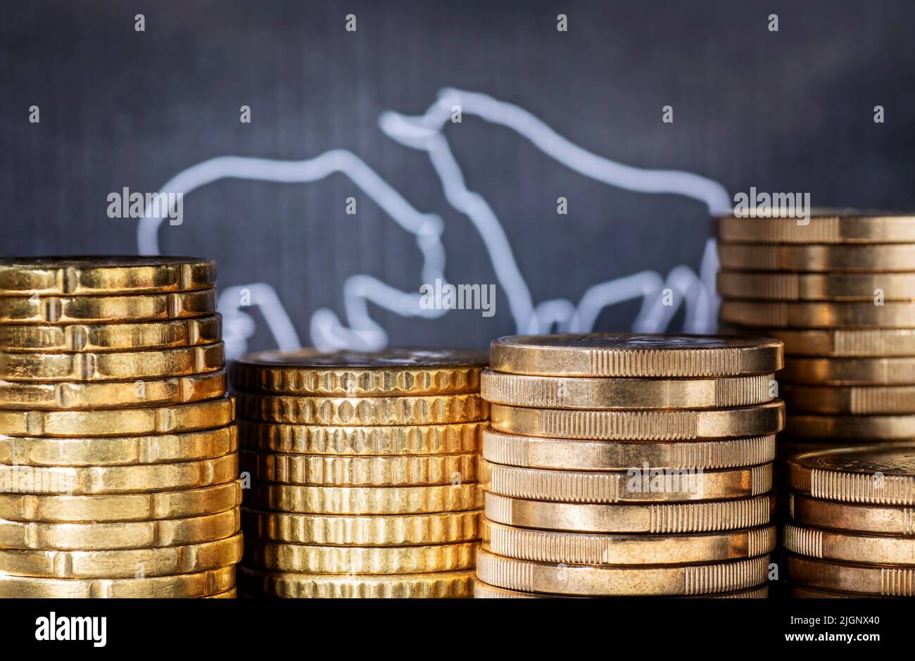 Volatilität an der Börse. Stier und Bär mit Münzstapeln. Stockfoto