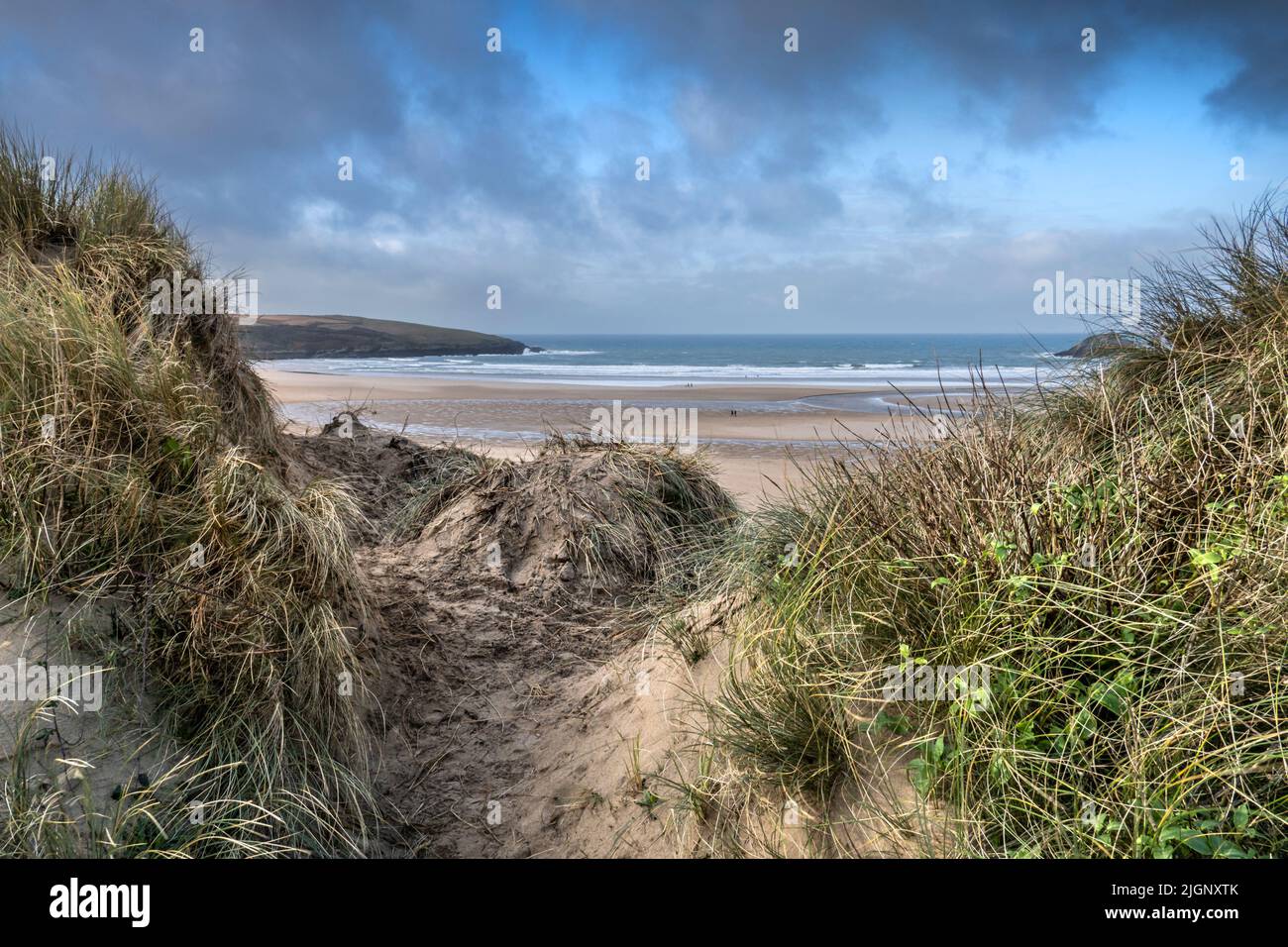 Blick über den preisgekrönten Crantock Beach vom fragilen Dünensystem am Crantock Beach in Newquay in Cornwall. Stockfoto