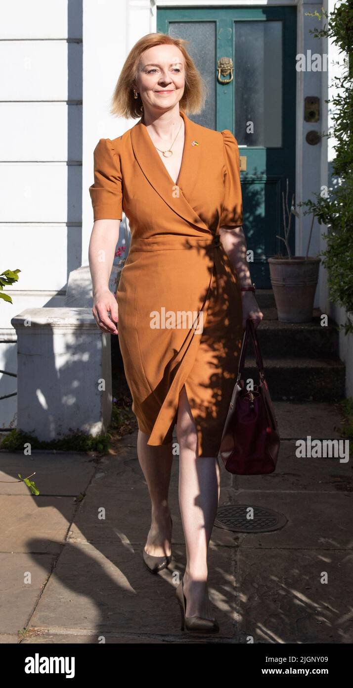 London, Vereinigtes Königreich -11/07/2022. Außenministerin Liz Truss verlässt ihr Londoner Haus, nachdem sie eine Tory-Führungskampagne angekündigt hatte Stockfoto
