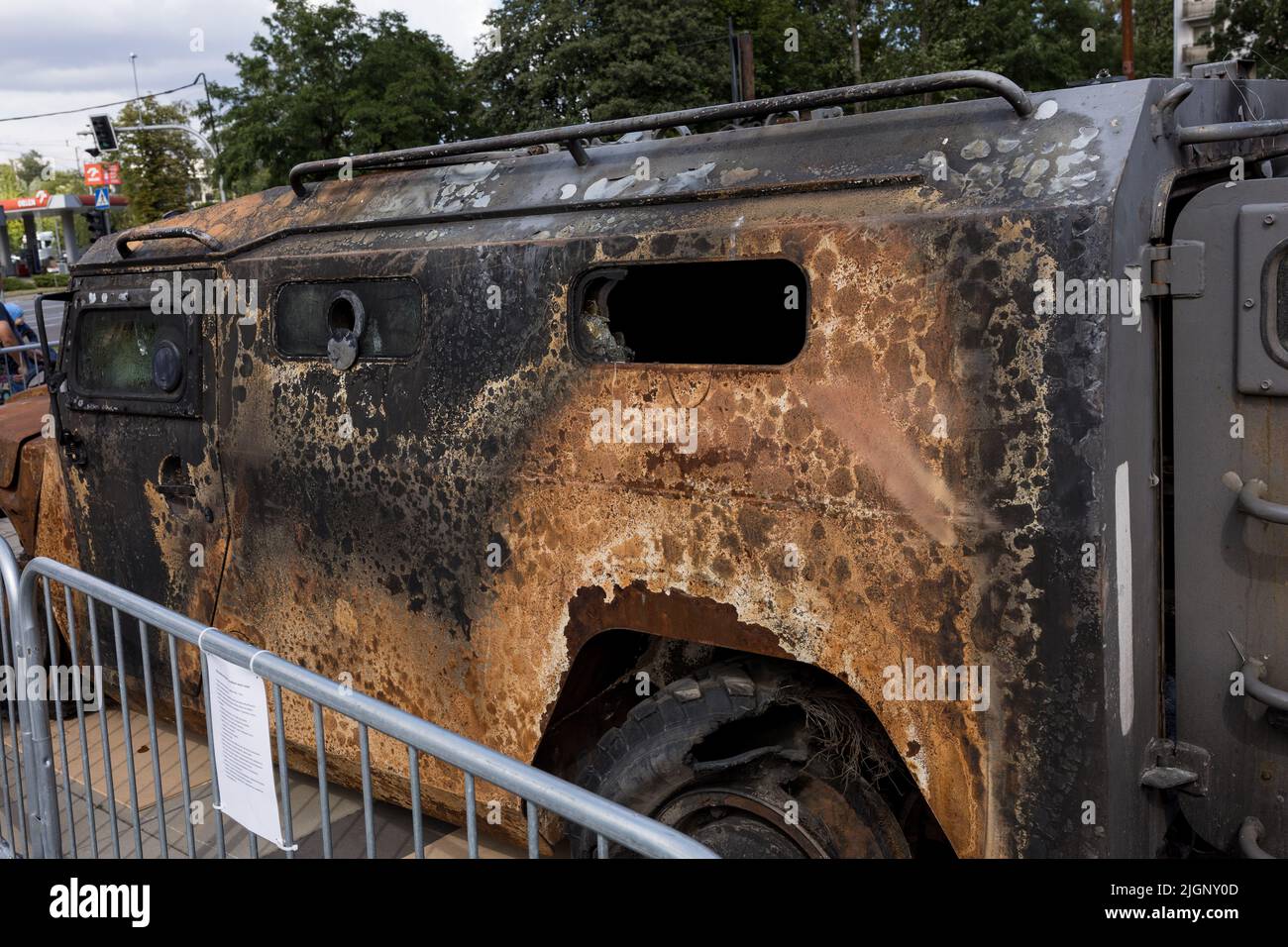 Wrocław, POLEN - 12. JULI 2022: Zerstörte russische Militärausrüstungsausstellung 'für Ihre und unsere Freiheit' in Wrocław, verbrannte Seite von GAZ-2975 'Tigr' Stockfoto